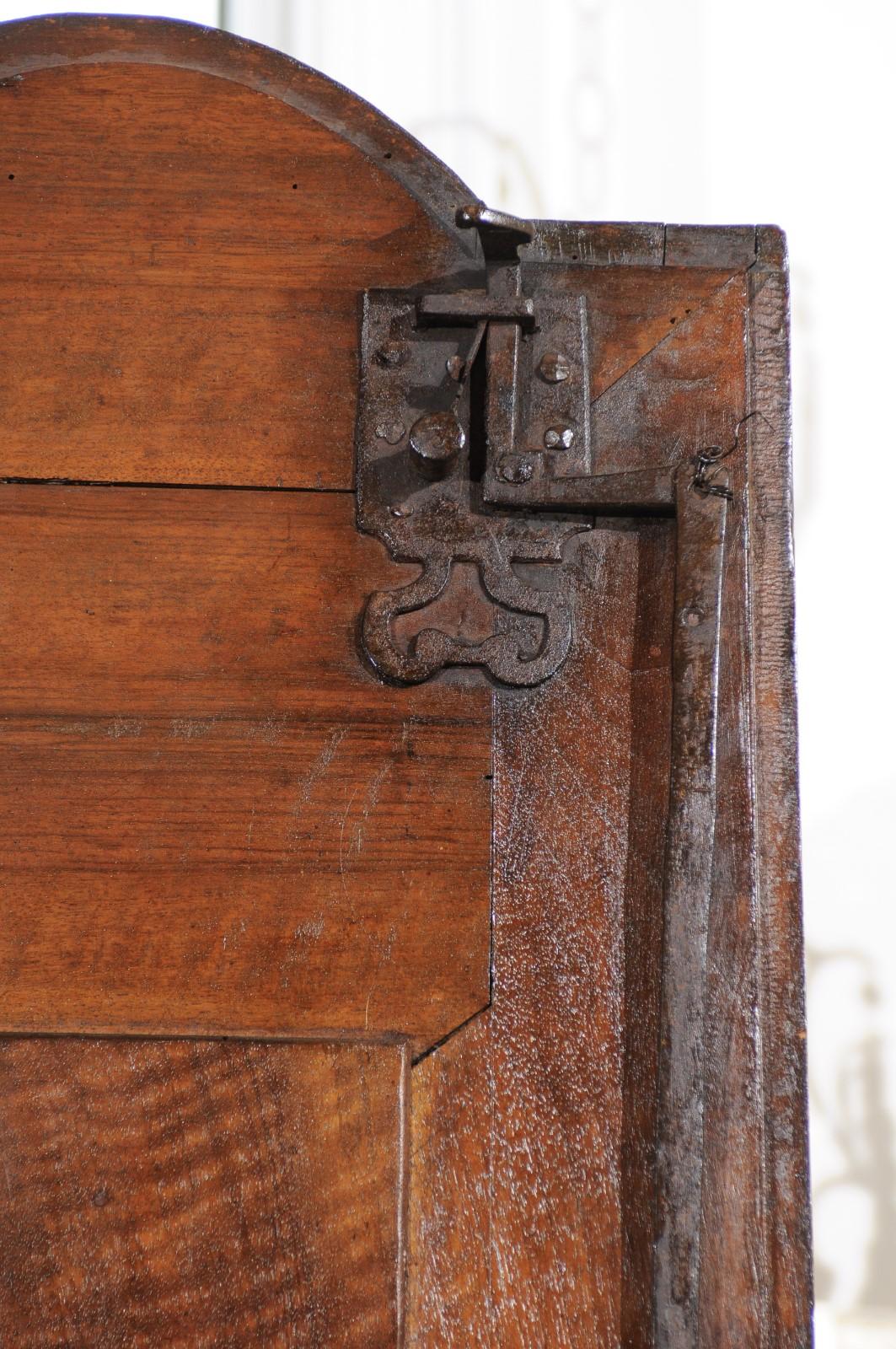 Armoire lyonnaise Louis XV du milieu du XVIIIe siècle en noyer avec coquille sculptée Bon état à Atlanta, GA