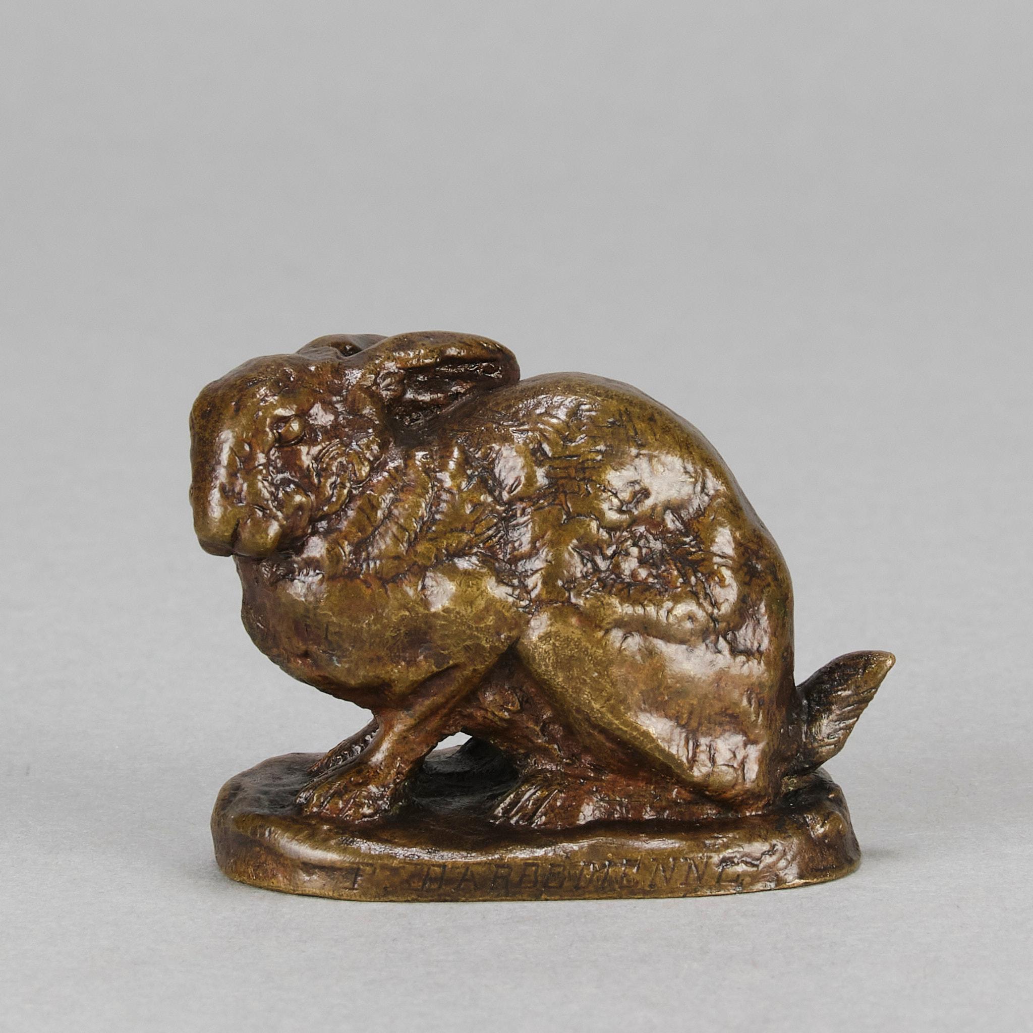 Merveilleuse étude en bronze animalier français du milieu du 19e siècle représentant un lapin assis dans une position timide. La surface présente une riche patine verte et brune panachée et d'excellents détails ciselés à la main. Signé Barye et