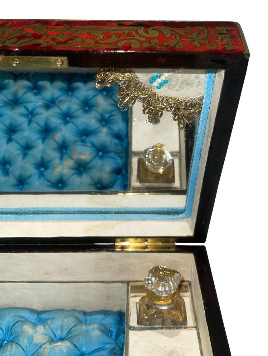 Französisch Mitte des 19. Jahrhunderts Boulle Schmuckkästchen mit Spiegel und Parfümflasche. (Messing) im Angebot