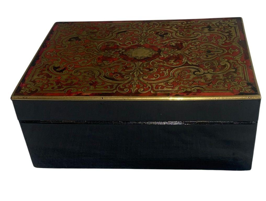 Französisch Mitte des 19. Jahrhunderts Boulle Schmuckkästchen mit Spiegel und Parfümflasche. im Angebot 3