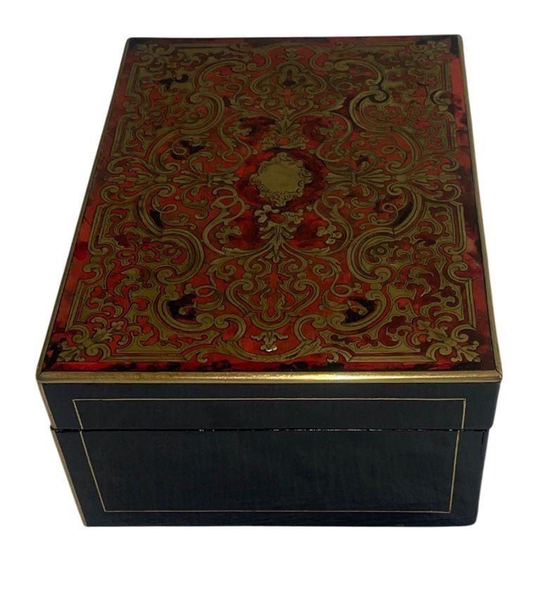 Französisch Mitte des 19. Jahrhunderts Boulle Schmuckkästchen mit Spiegel und Parfümflasche. im Angebot 4