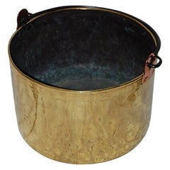 Cauldron français du milieu du 19ème siècle en laiton avec poignée pivotante en fer