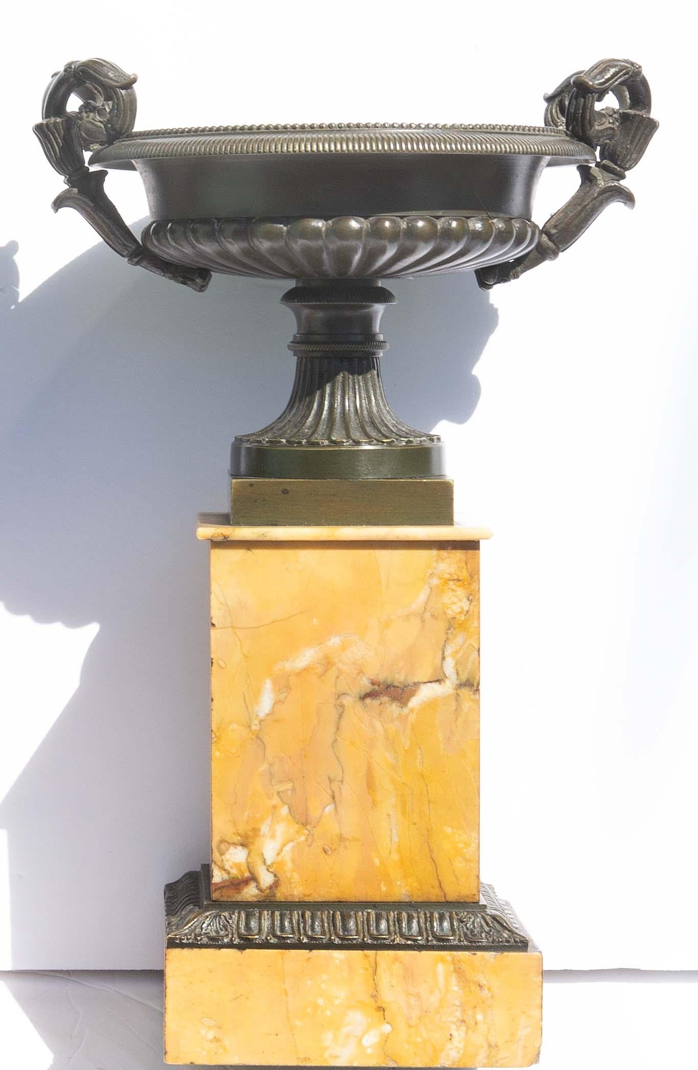 Ein Paar französische Bronze- und Marmor-Garnitururnen aus der Mitte des 19. Jahrhunderts. Figürlicher Siena-Marmor. Patinierte offene Urnen mit floralen Griffen.