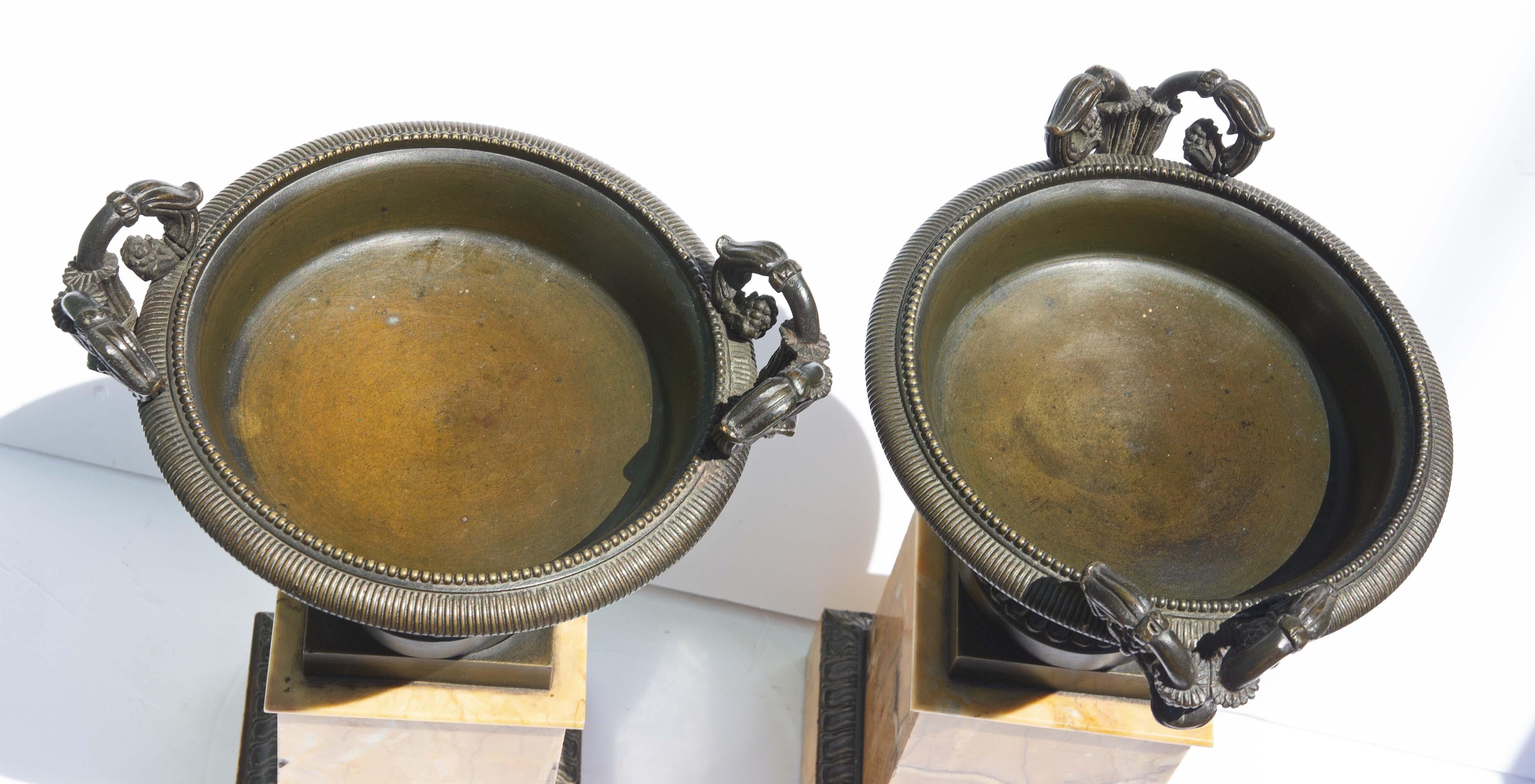 XIXe siècle Paire d'urnes ou de tazzas à garnitures en bronze et marbre du milieu du 19ème siècle en vente