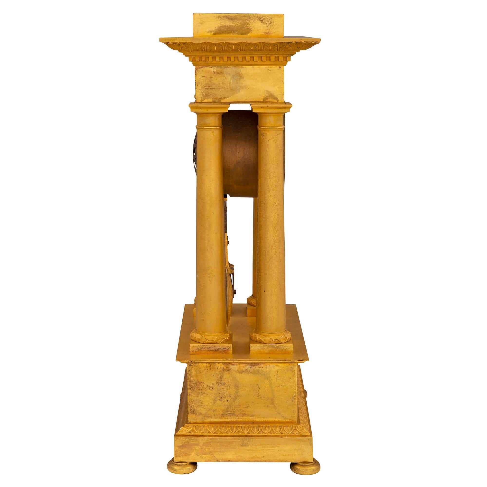 Français Horloge Portico française du milieu du XIXe siècle en bronze doré d'époque Charles X en vente