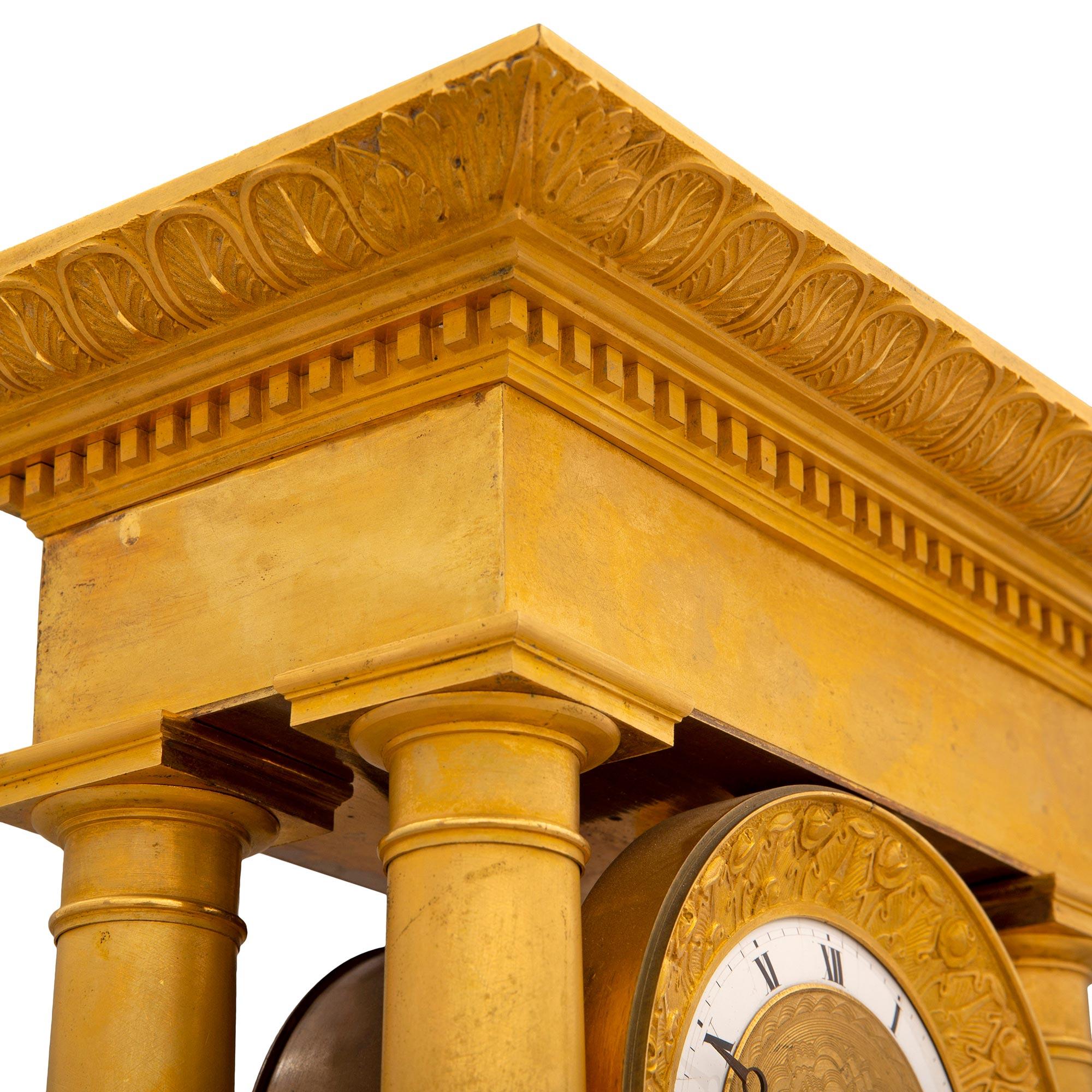 Horloge Portico française du milieu du XIXe siècle en bronze doré d'époque Charles X Bon état - En vente à West Palm Beach, FL