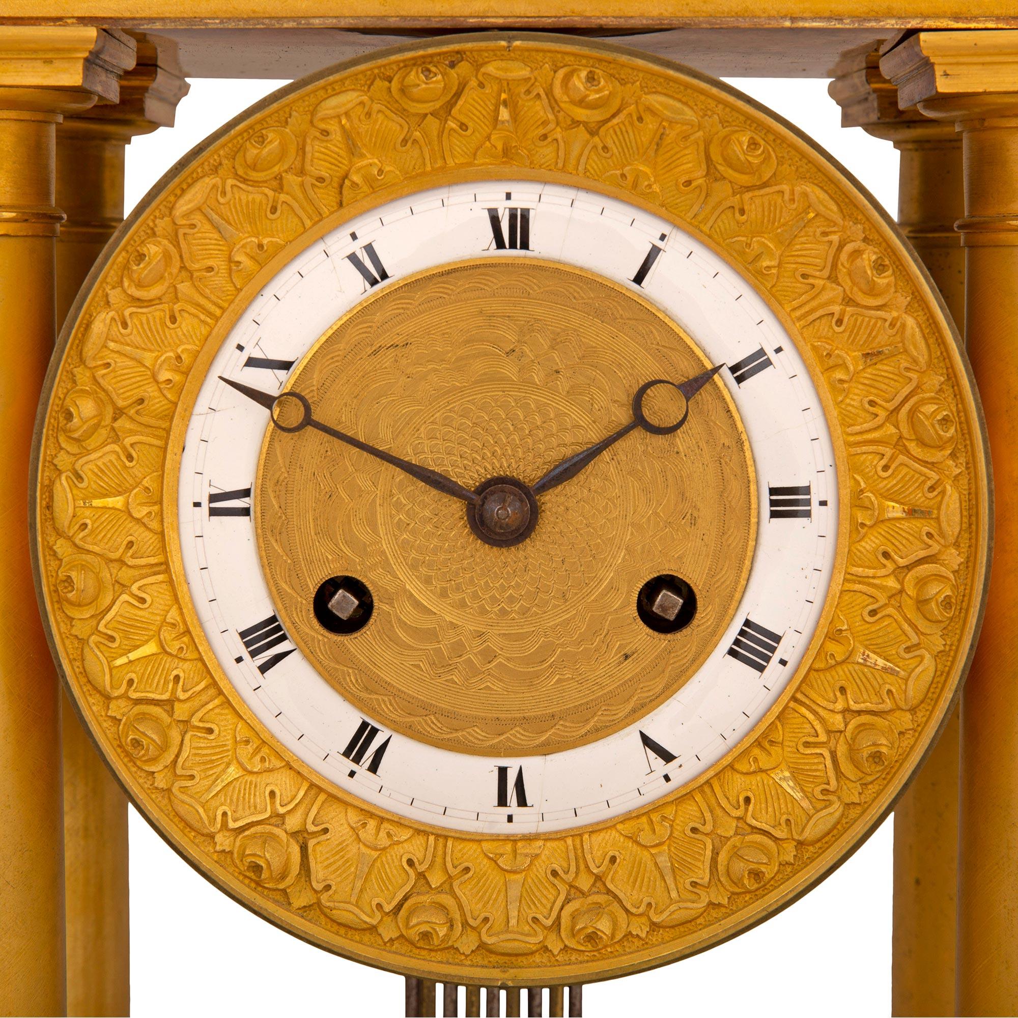 Bronze doré Horloge Portico française du milieu du XIXe siècle en bronze doré d'époque Charles X en vente
