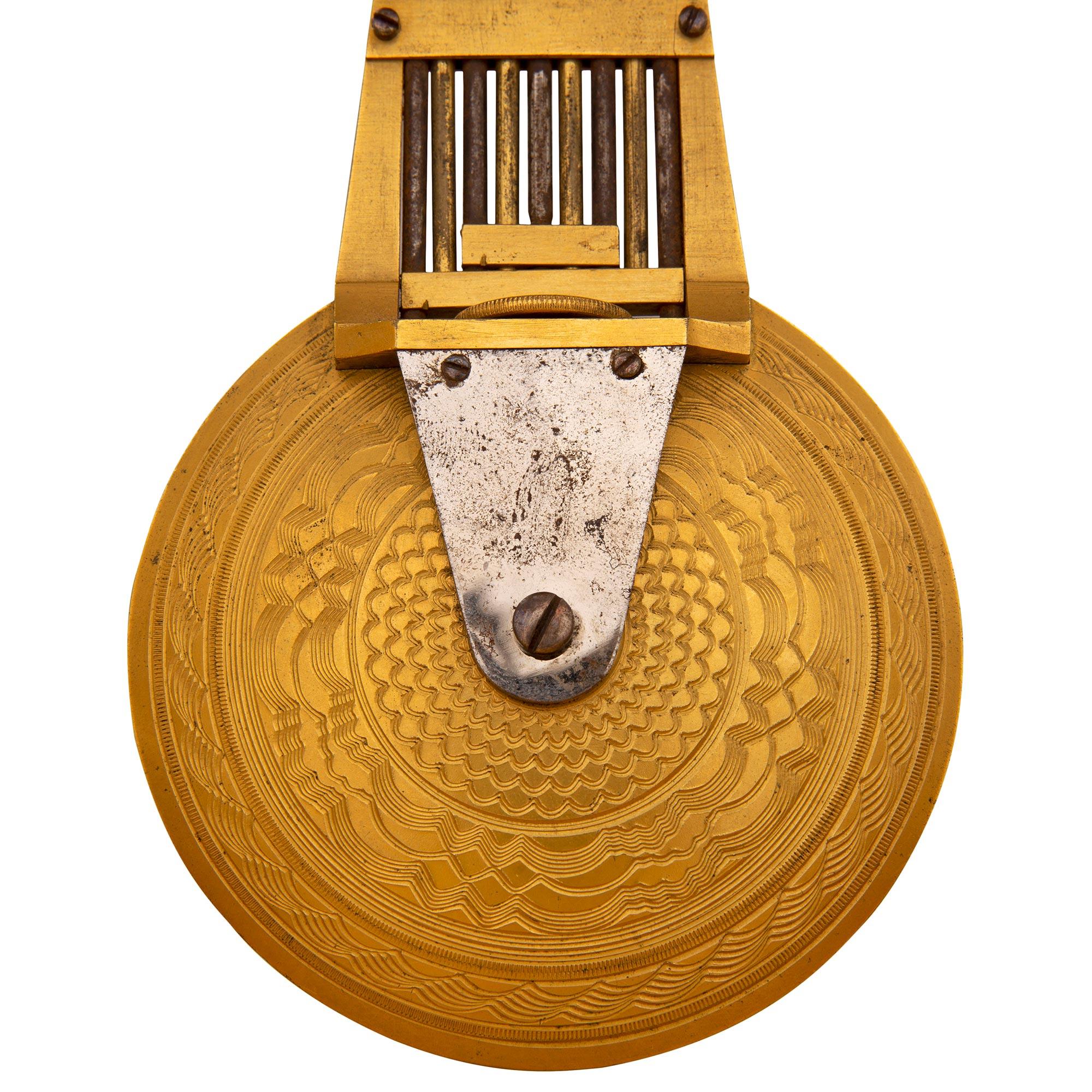Horloge Portico française du milieu du XIXe siècle en bronze doré d'époque Charles X en vente 1