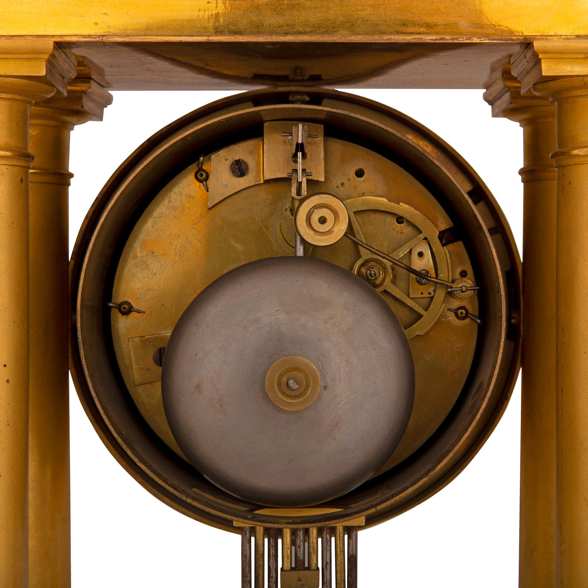 Horloge Portico française du milieu du XIXe siècle en bronze doré d'époque Charles X en vente 3