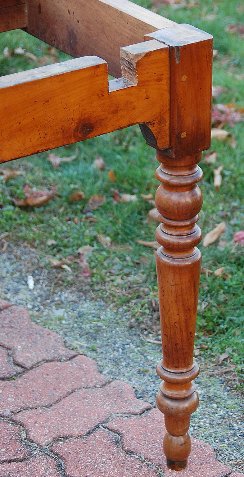 French Mid-19th Century Cherry & Chestnut Farmhouse Extending Table Turned Legs In Good Condition In Wells, ME