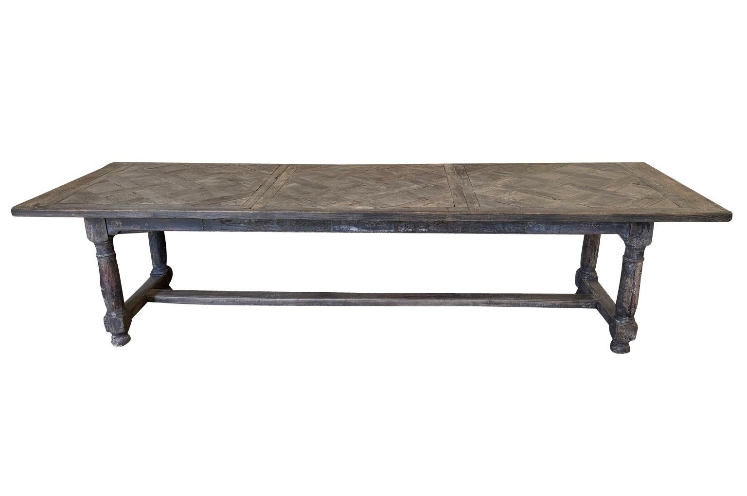 Très belle table de salle à manger à tréteaux du milieu du 19e siècle, provenant de la région de Provence en France. Magnifiquement construit en noyer et en chêne, avec un plateau en parquet de Versailles et des pieds magnifiquement tournés.