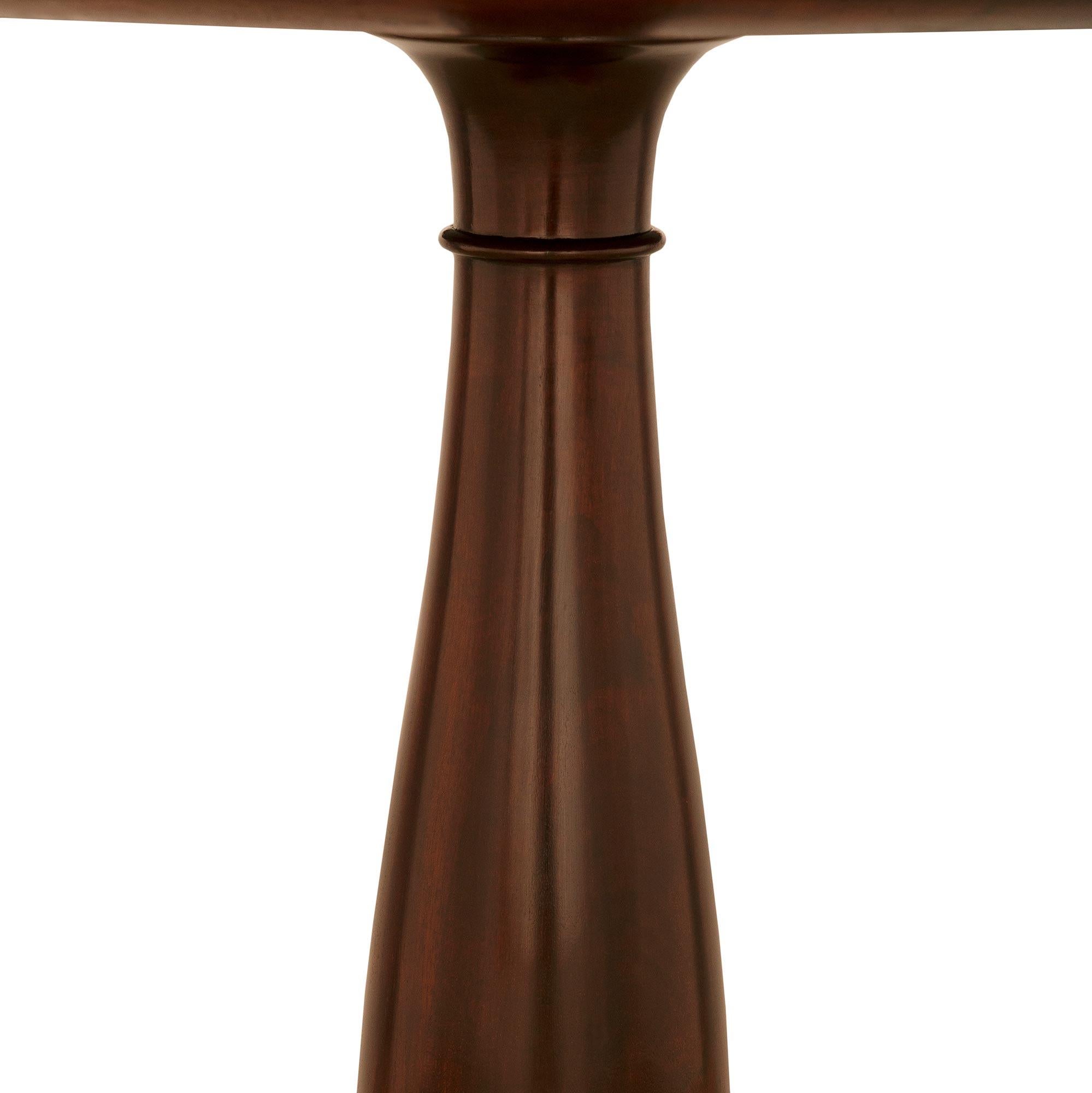 XIXe siècle Table centrale et latérale en acajou et bronze doré du milieu du 19e siècle. en vente