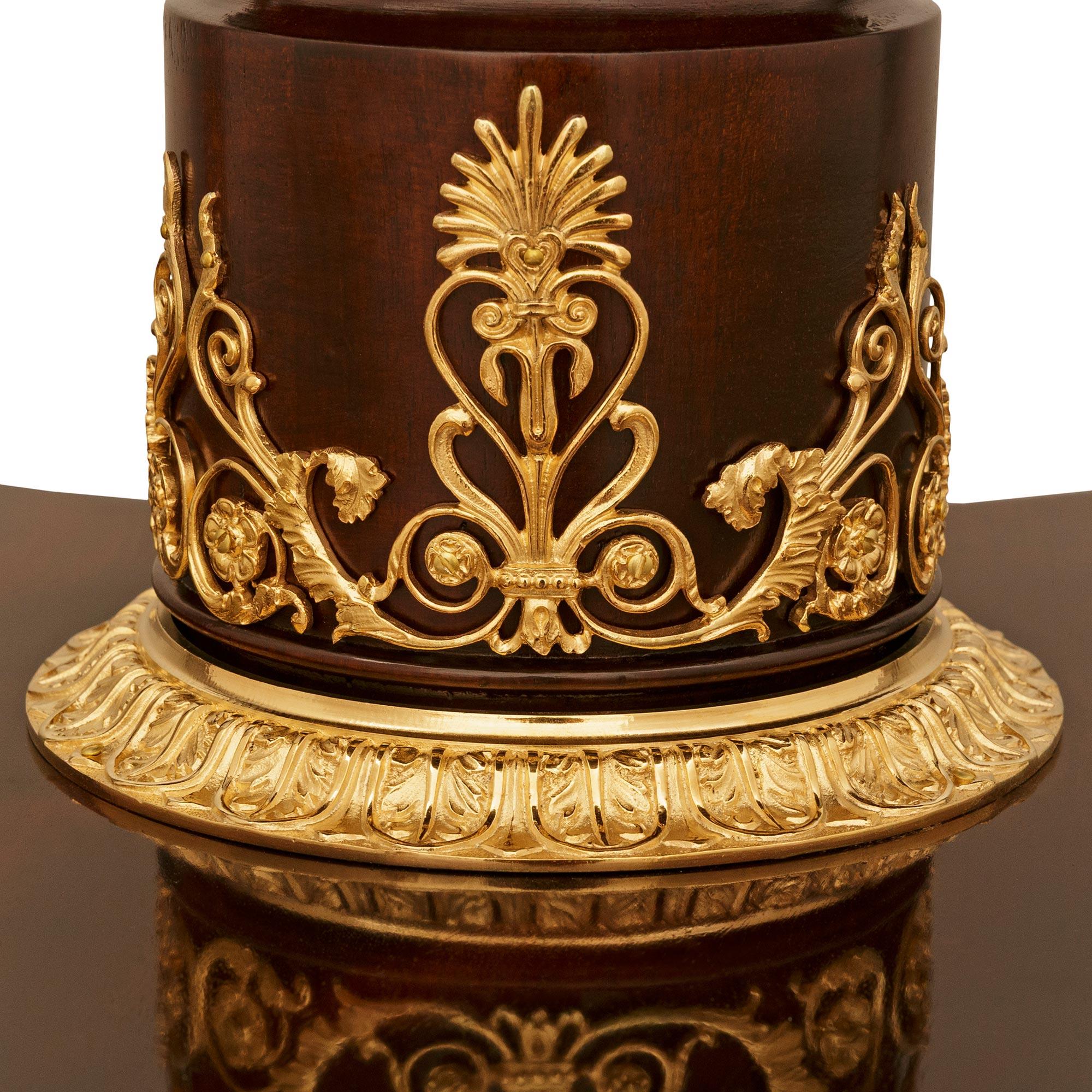 Bronze doré Table centrale et latérale en acajou et bronze doré du milieu du 19e siècle. en vente