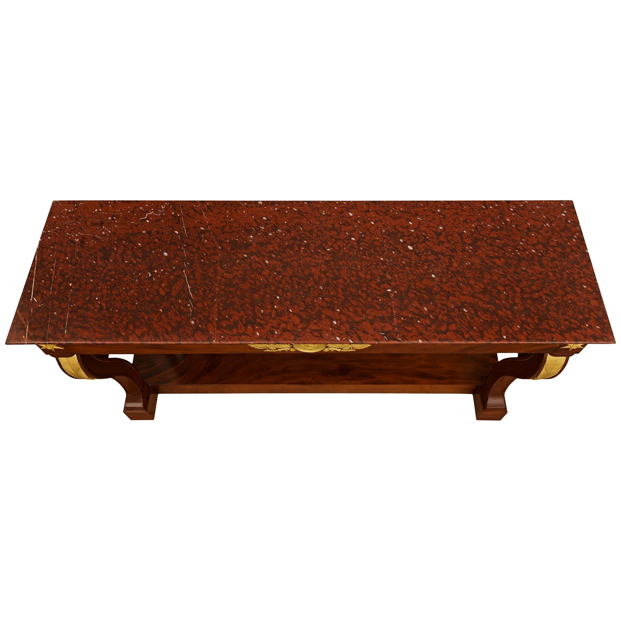 Consola francesa de caoba, ormolu y mármol Griotte de mediados del siglo XIX, estilo Imperio en venta 5