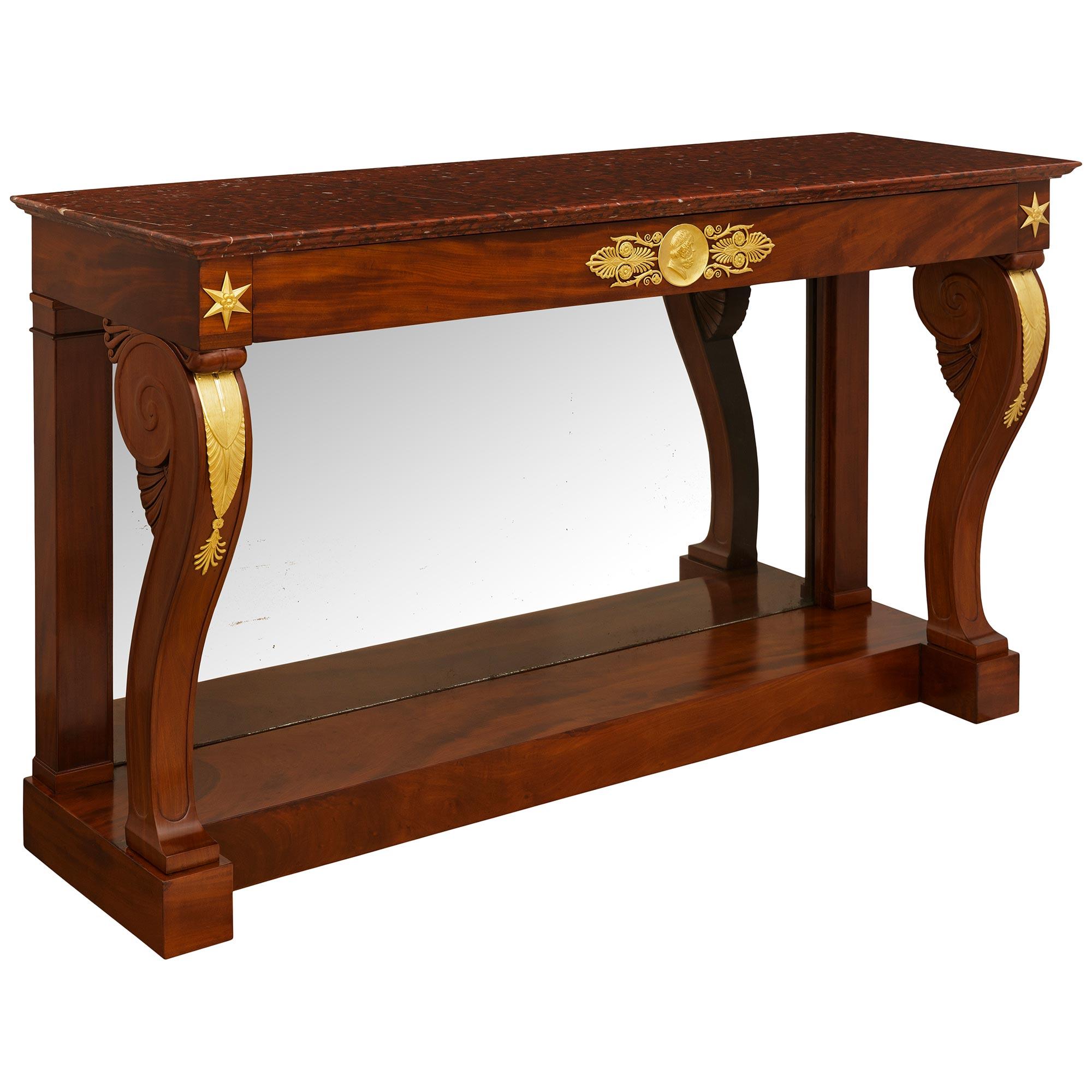 Consola francesa de caoba, ormolu y mármol Griotte de mediados del siglo XIX, estilo Imperio Francés en venta