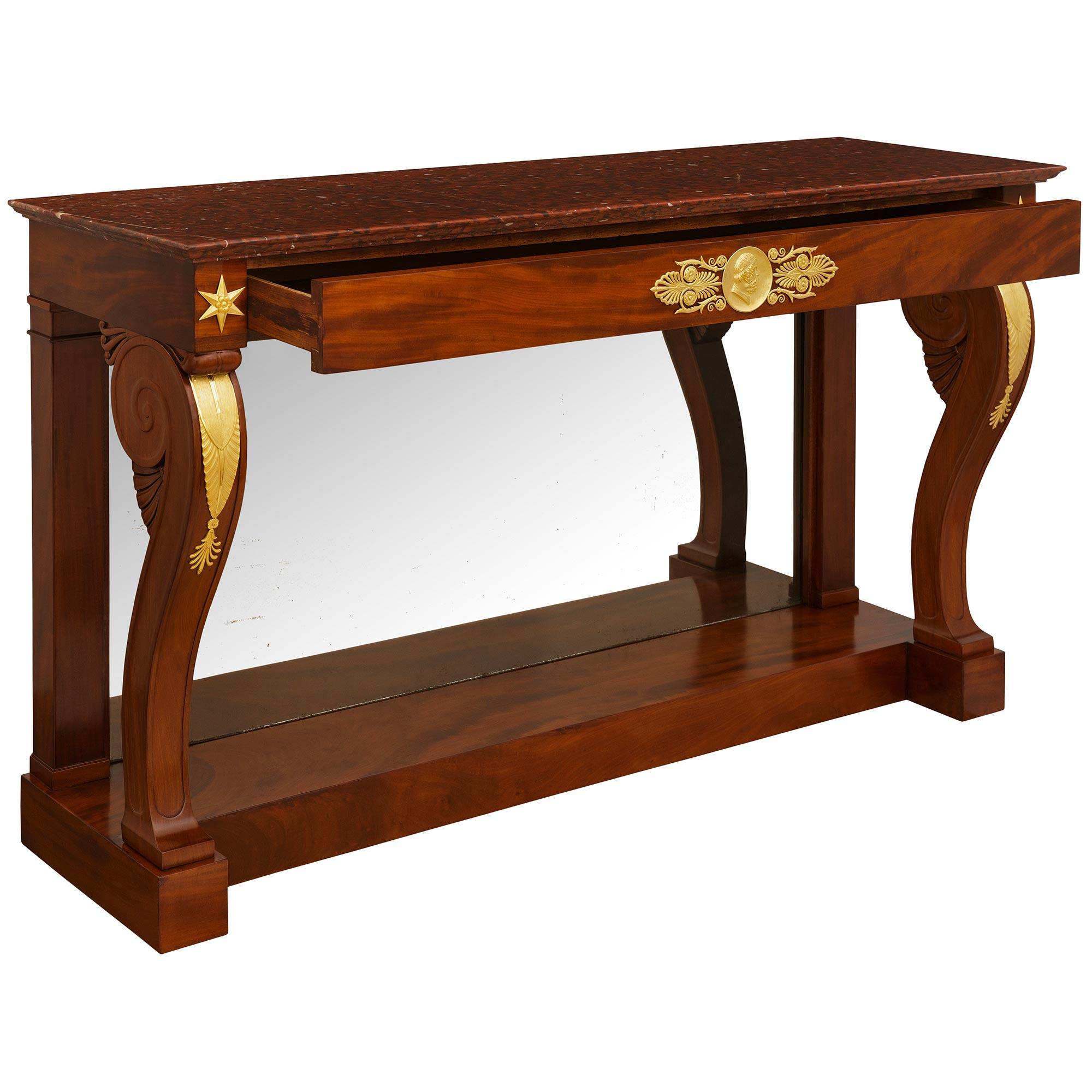 Consola francesa de caoba, ormolu y mármol Griotte de mediados del siglo XIX, estilo Imperio en Bueno estado para la venta en West Palm Beach, FL