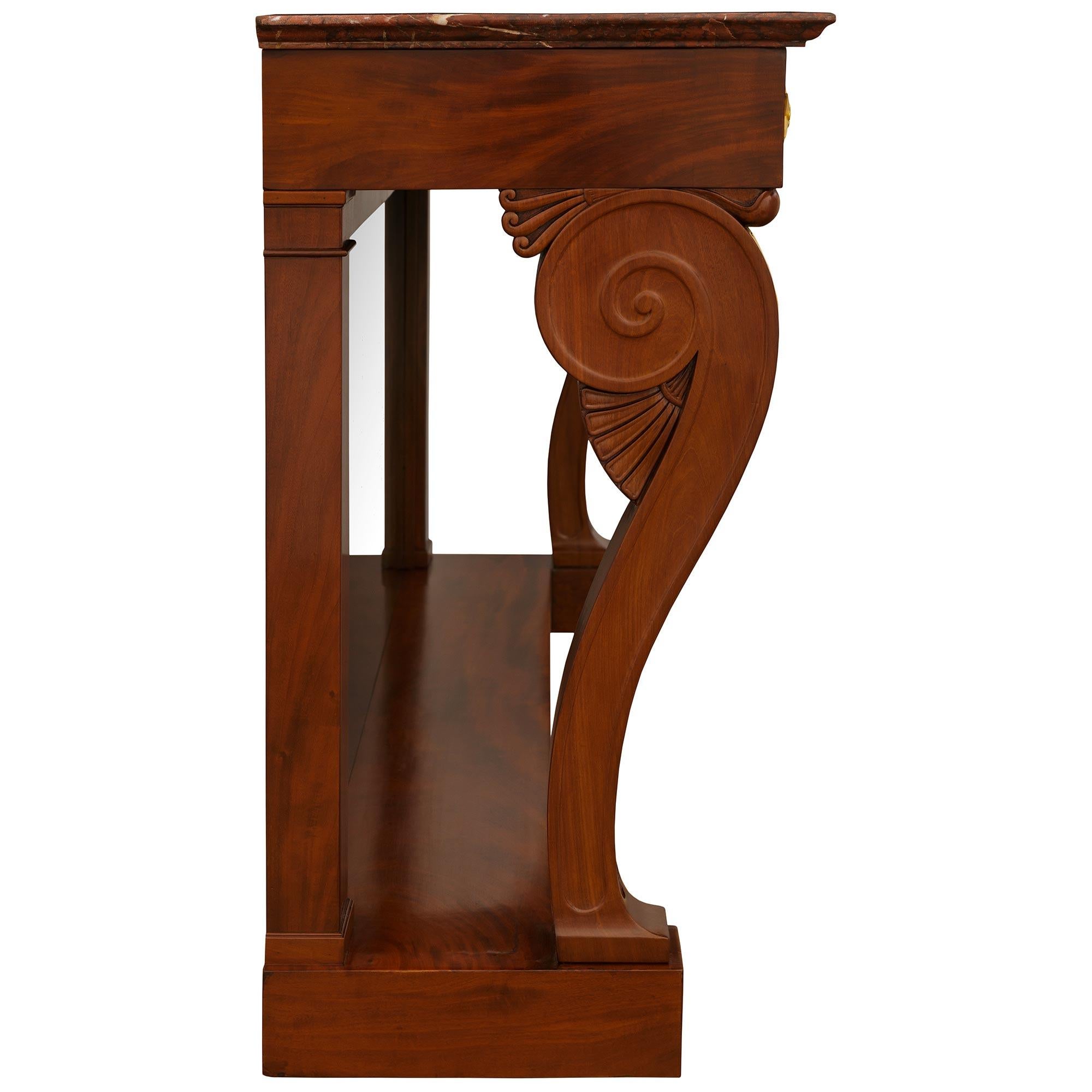 Consola francesa de caoba, ormolu y mármol Griotte de mediados del siglo XIX, estilo Imperio Ormolú en venta