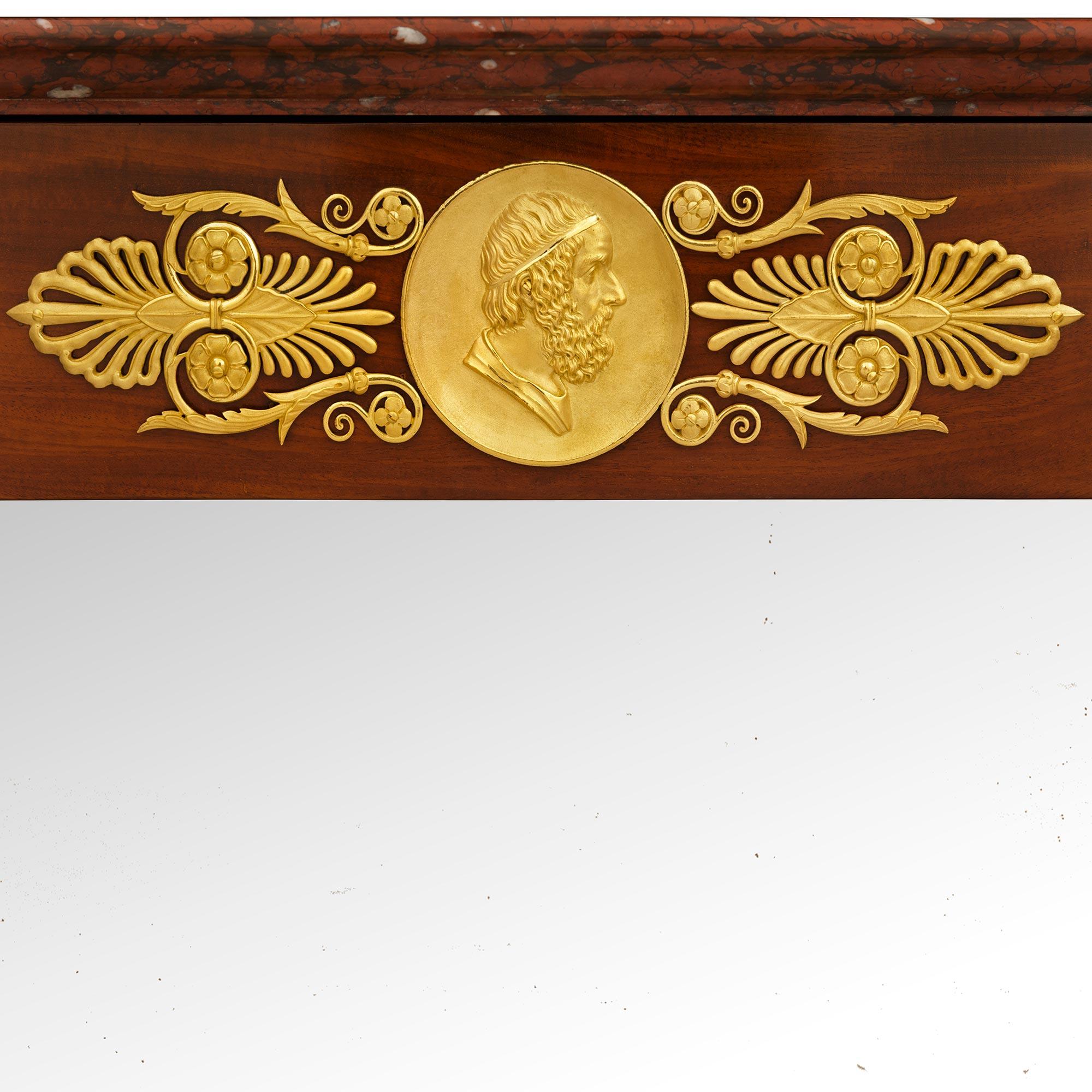Consola francesa de caoba, ormolu y mármol Griotte de mediados del siglo XIX, estilo Imperio en venta 3