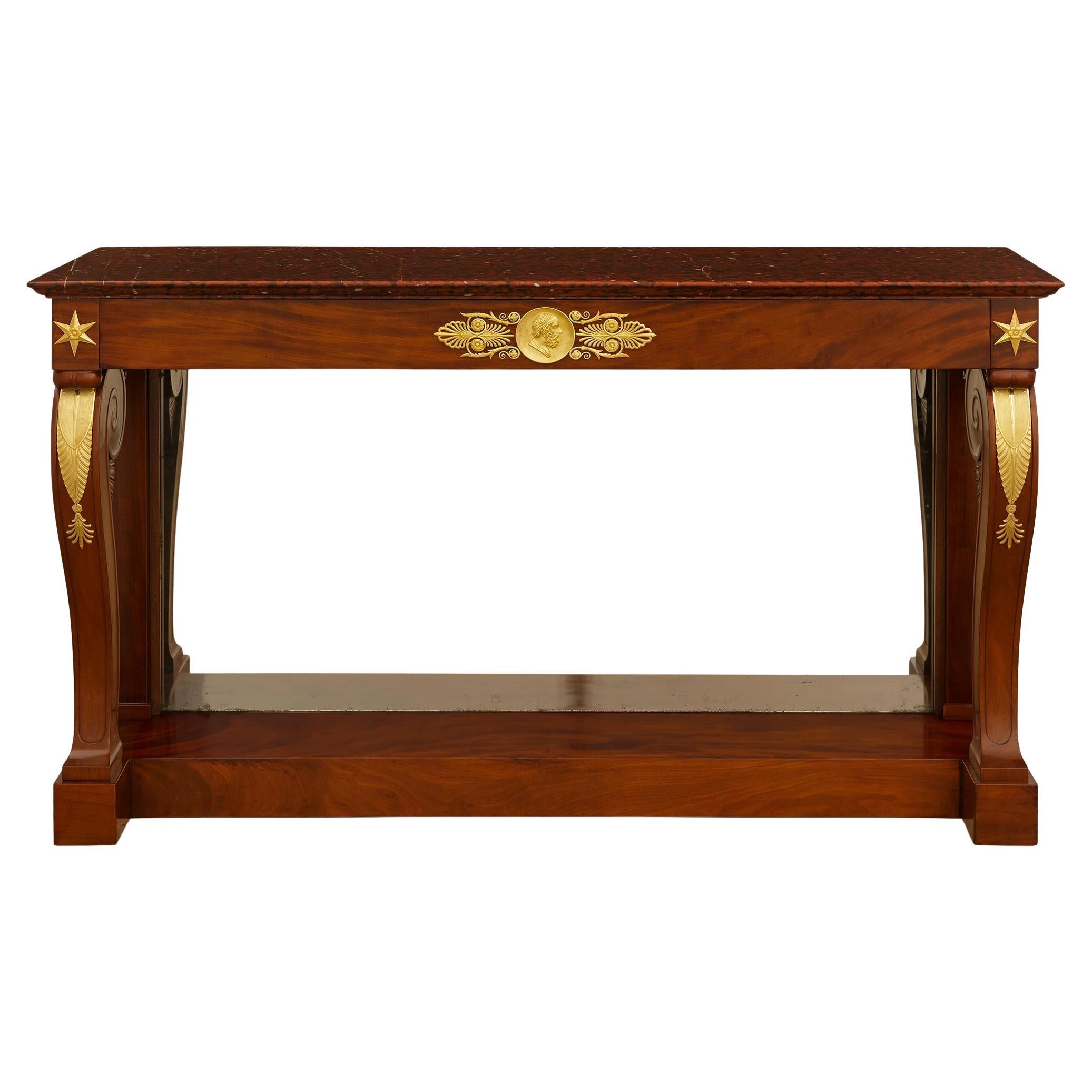 Console en acajou, bronze doré et marbre griotte du milieu du 19e siècle.