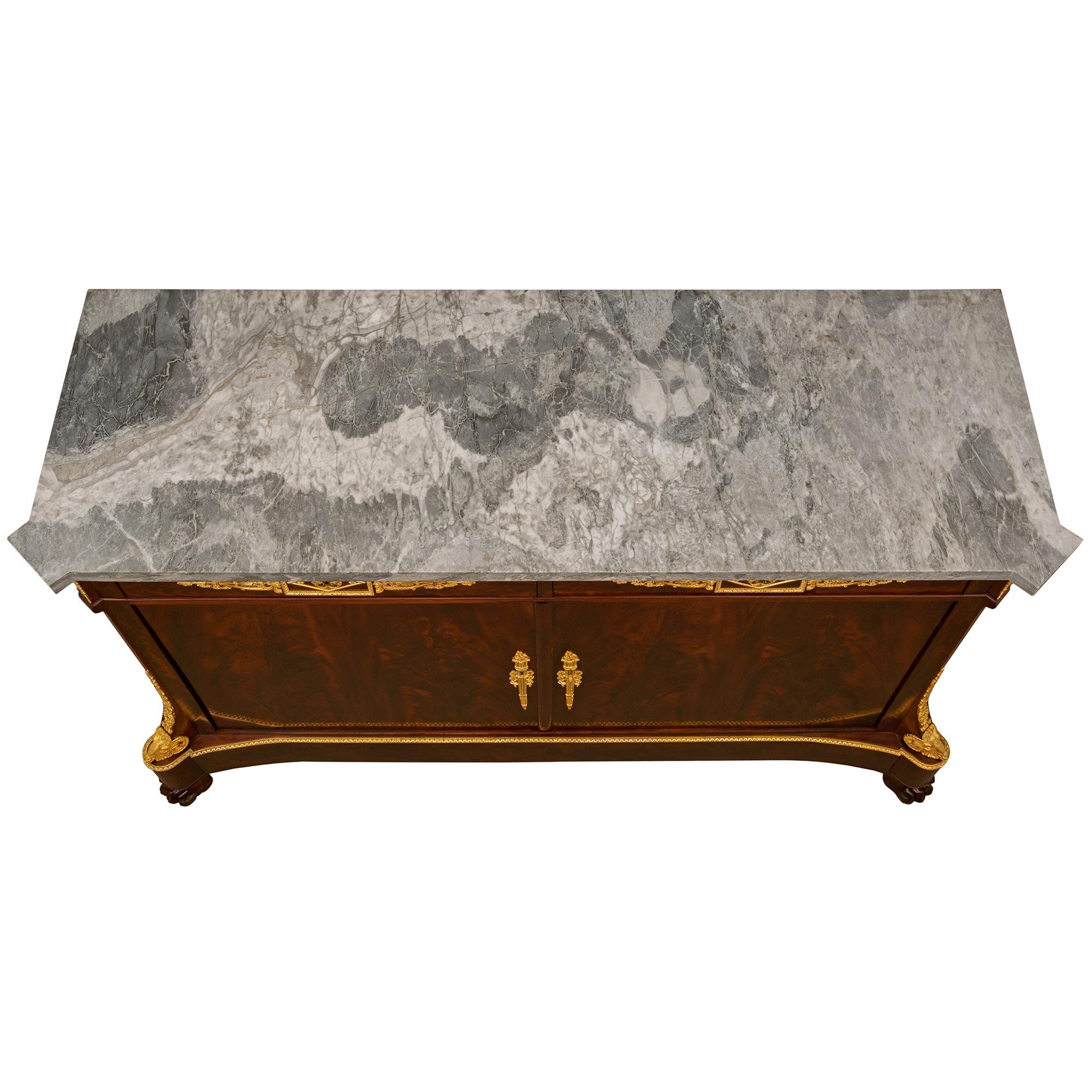 Bufé francés de caoba, ormolu y mármol de mediados del siglo XIX, estilo Imperio en venta 5