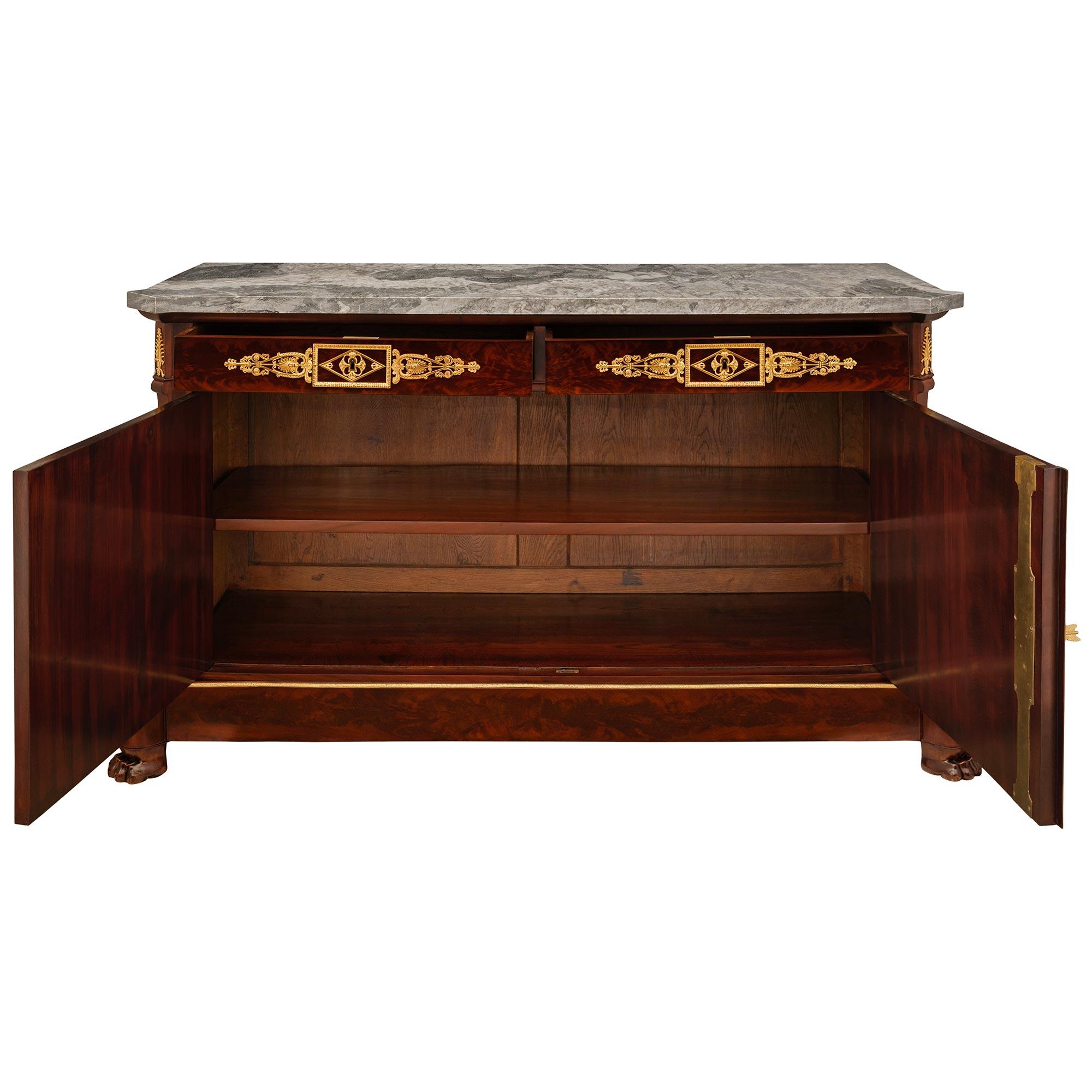 Bufé francés de caoba, ormolu y mármol de mediados del siglo XIX, estilo Imperio Francés en venta