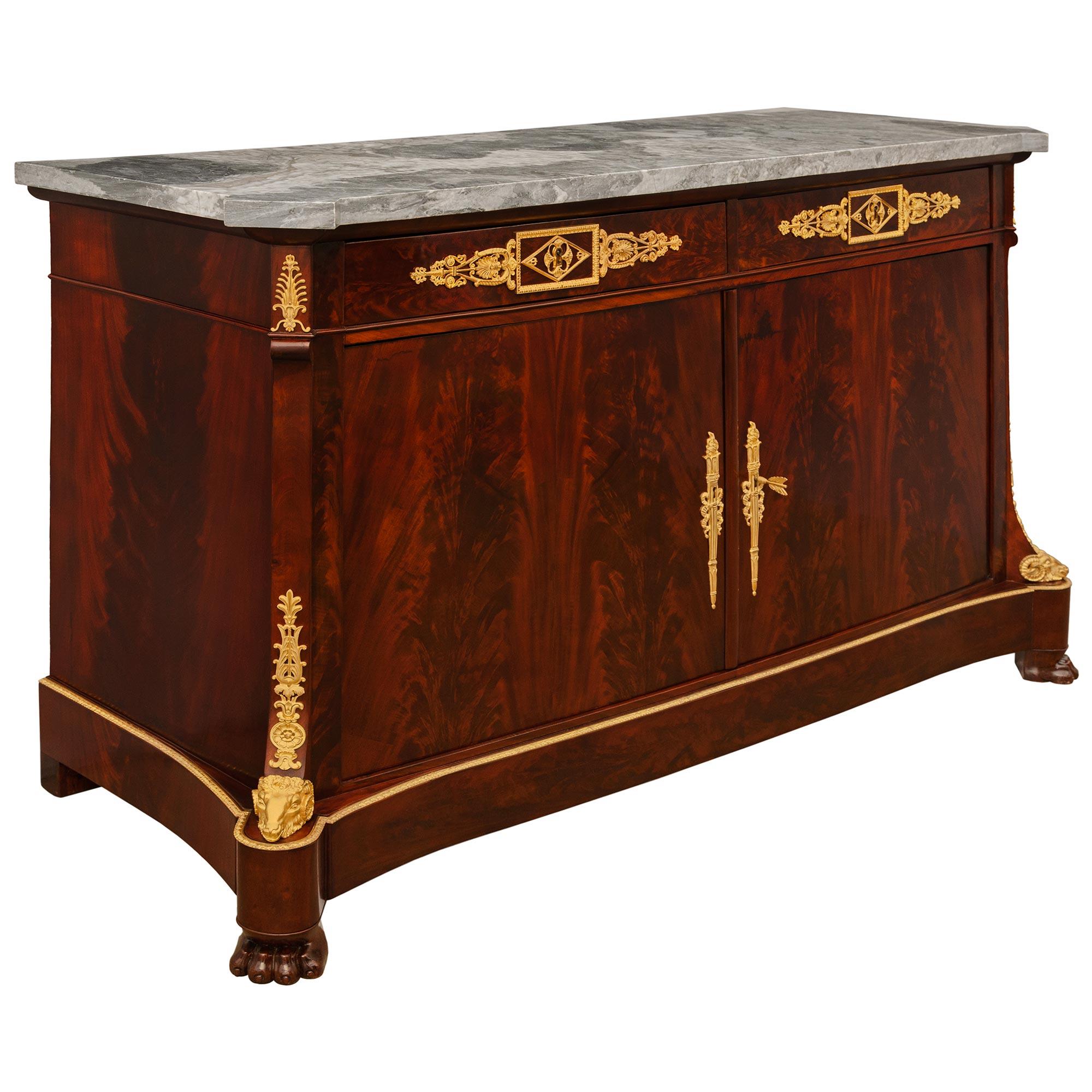 Bufé francés de caoba, ormolu y mármol de mediados del siglo XIX, estilo Imperio en Bueno estado para la venta en West Palm Beach, FL