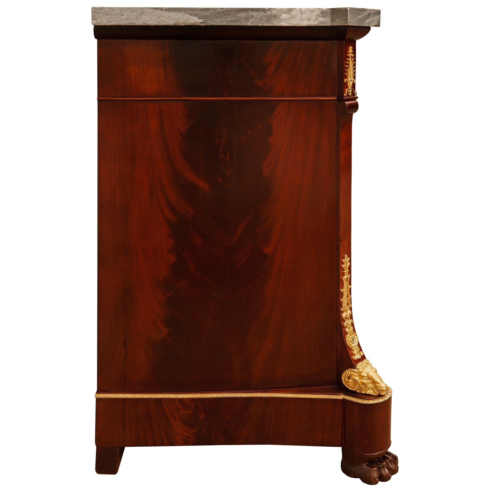 Bufé francés de caoba, ormolu y mármol de mediados del siglo XIX, estilo Imperio Ormolú en venta