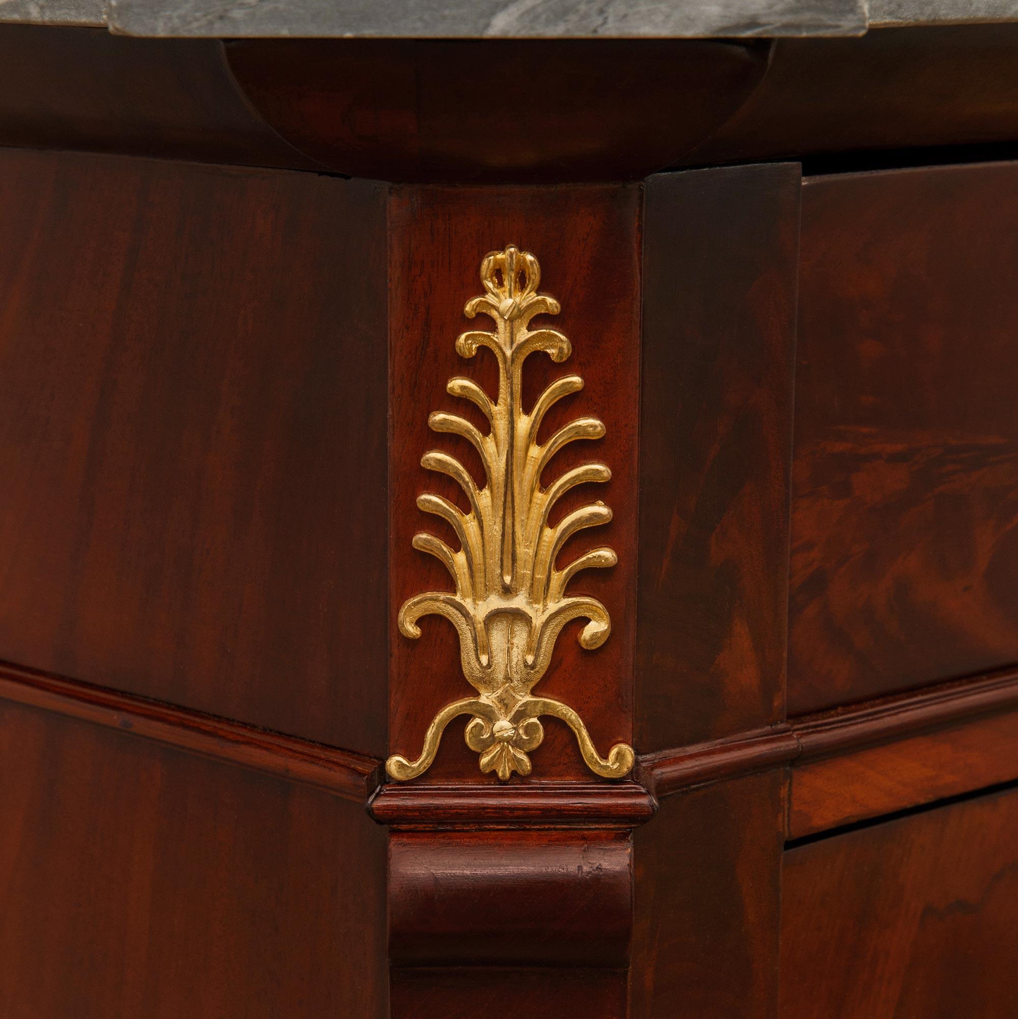 Bufé francés de caoba, ormolu y mármol de mediados del siglo XIX, estilo Imperio en venta 1