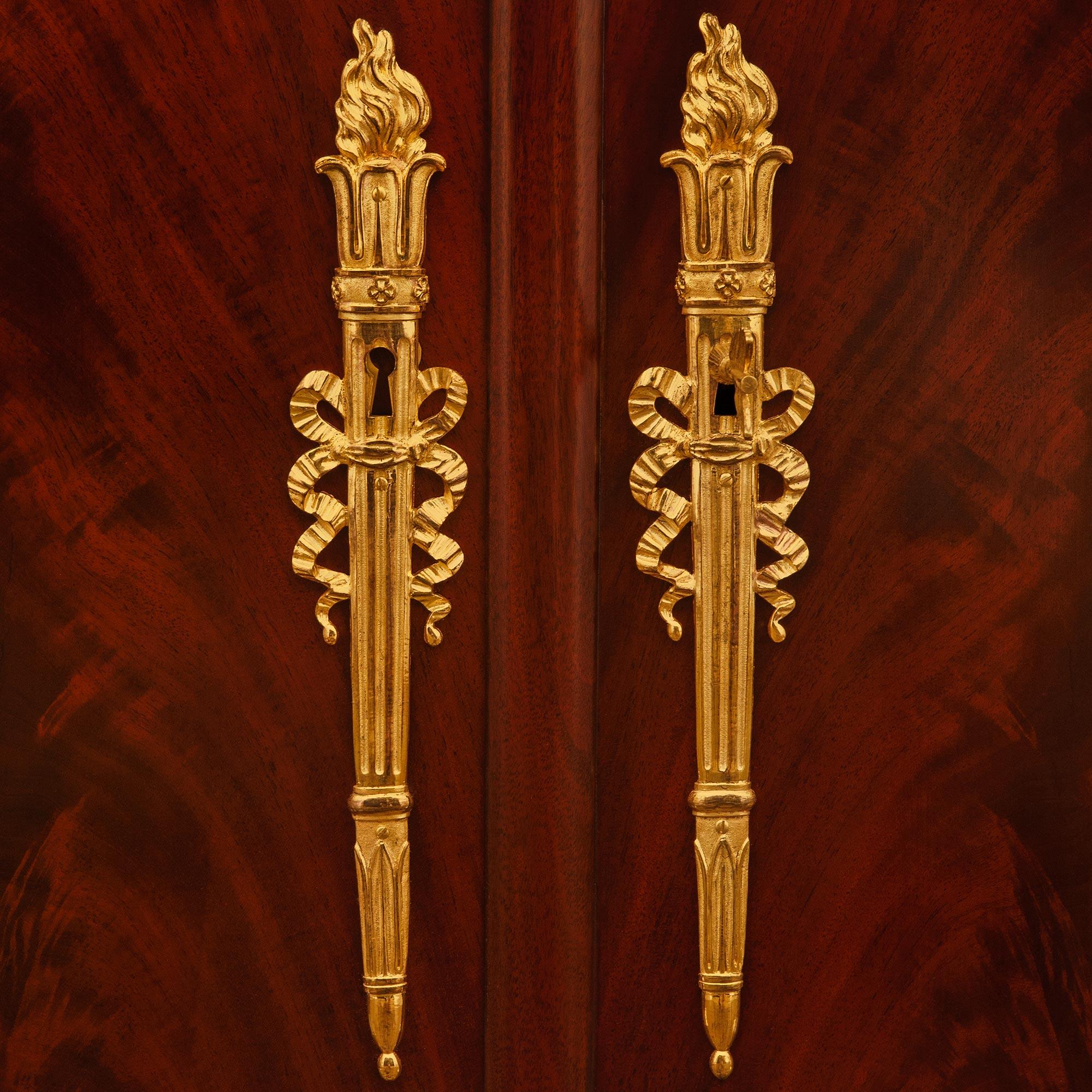 Bufé francés de caoba, ormolu y mármol de mediados del siglo XIX, estilo Imperio en venta 2