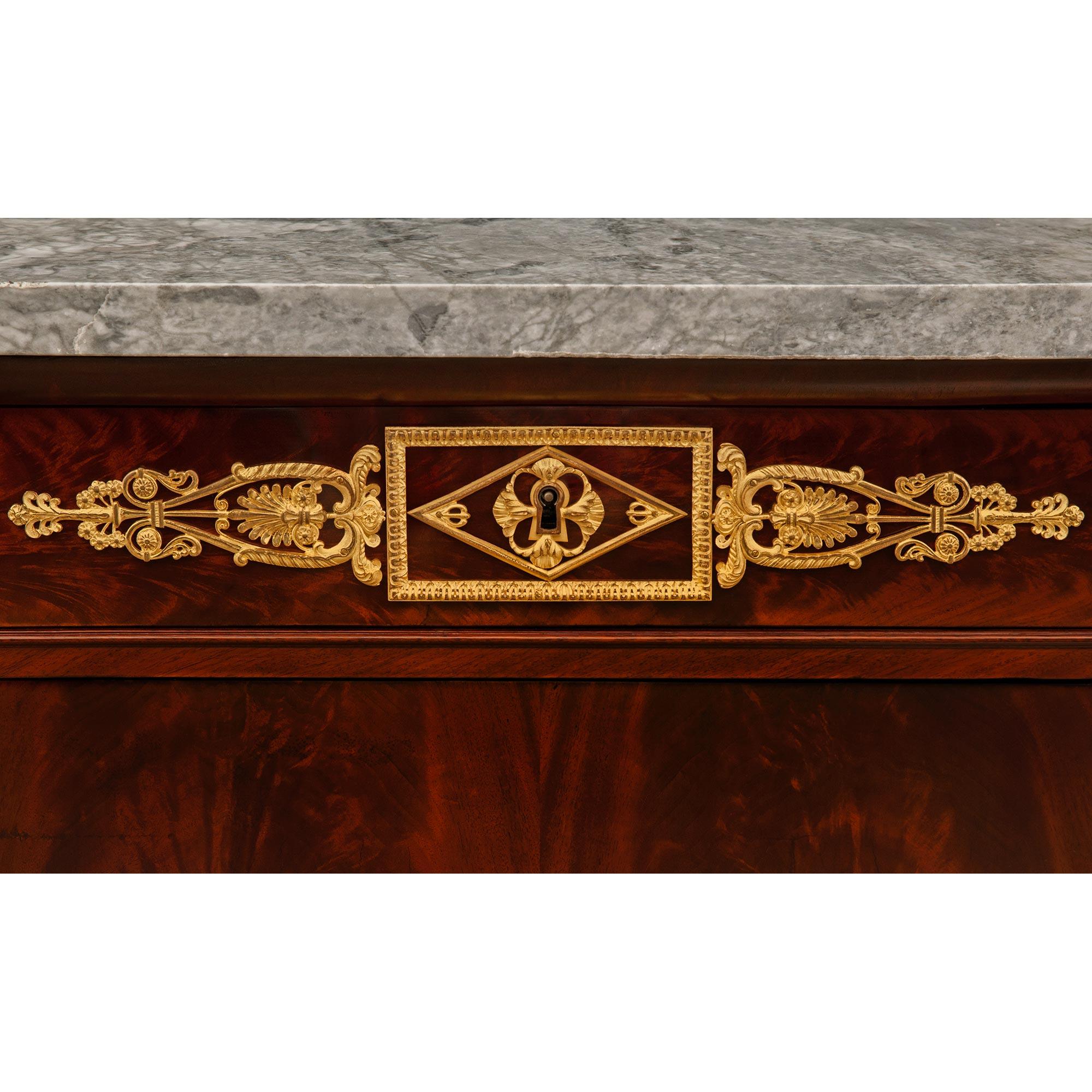 Bufé francés de caoba, ormolu y mármol de mediados del siglo XIX, estilo Imperio en venta 3