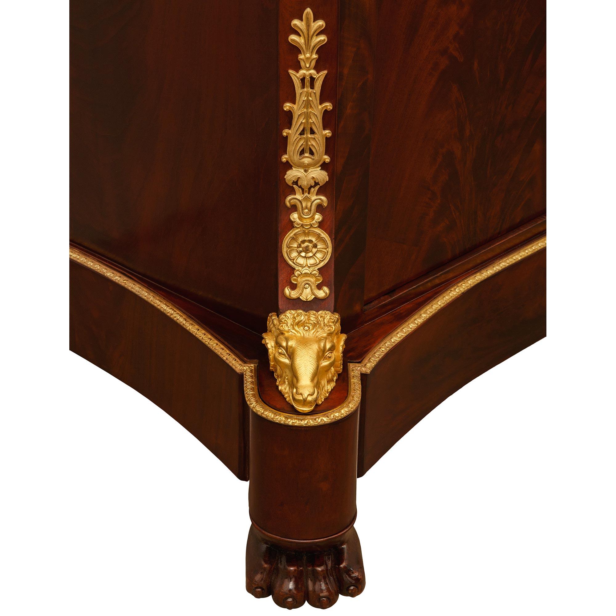 Bufé francés de caoba, ormolu y mármol de mediados del siglo XIX, estilo Imperio en venta 4