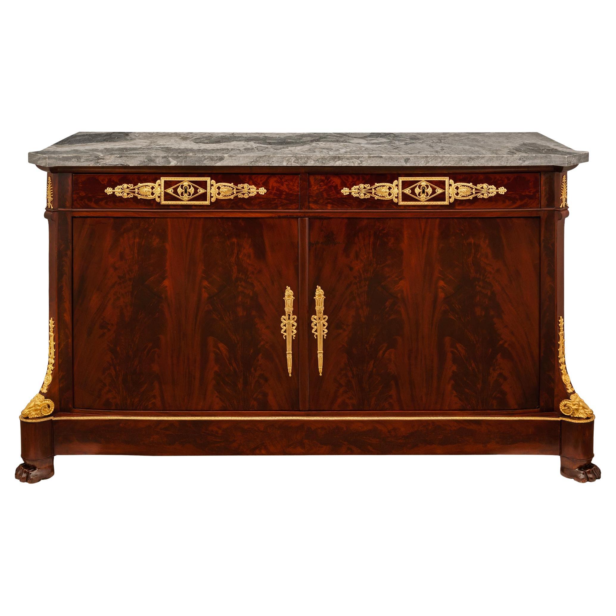 Bufé francés de caoba, ormolu y mármol de mediados del siglo XIX, estilo Imperio