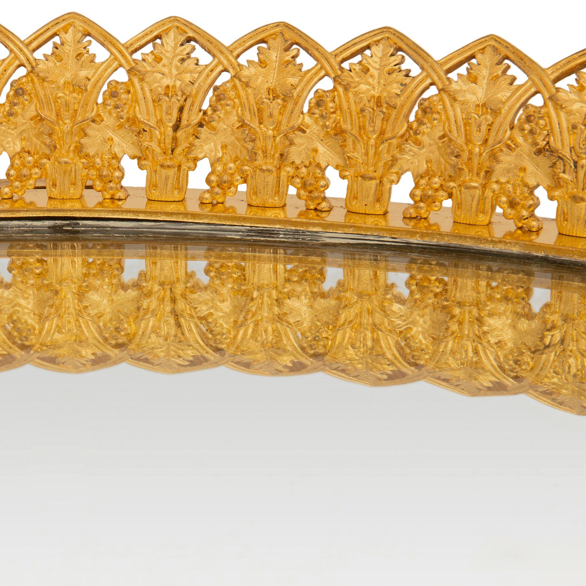 XIXe siècle Centre de table en bronze doré et miroir pour la table Empire du milieu du 19e siècle en vente