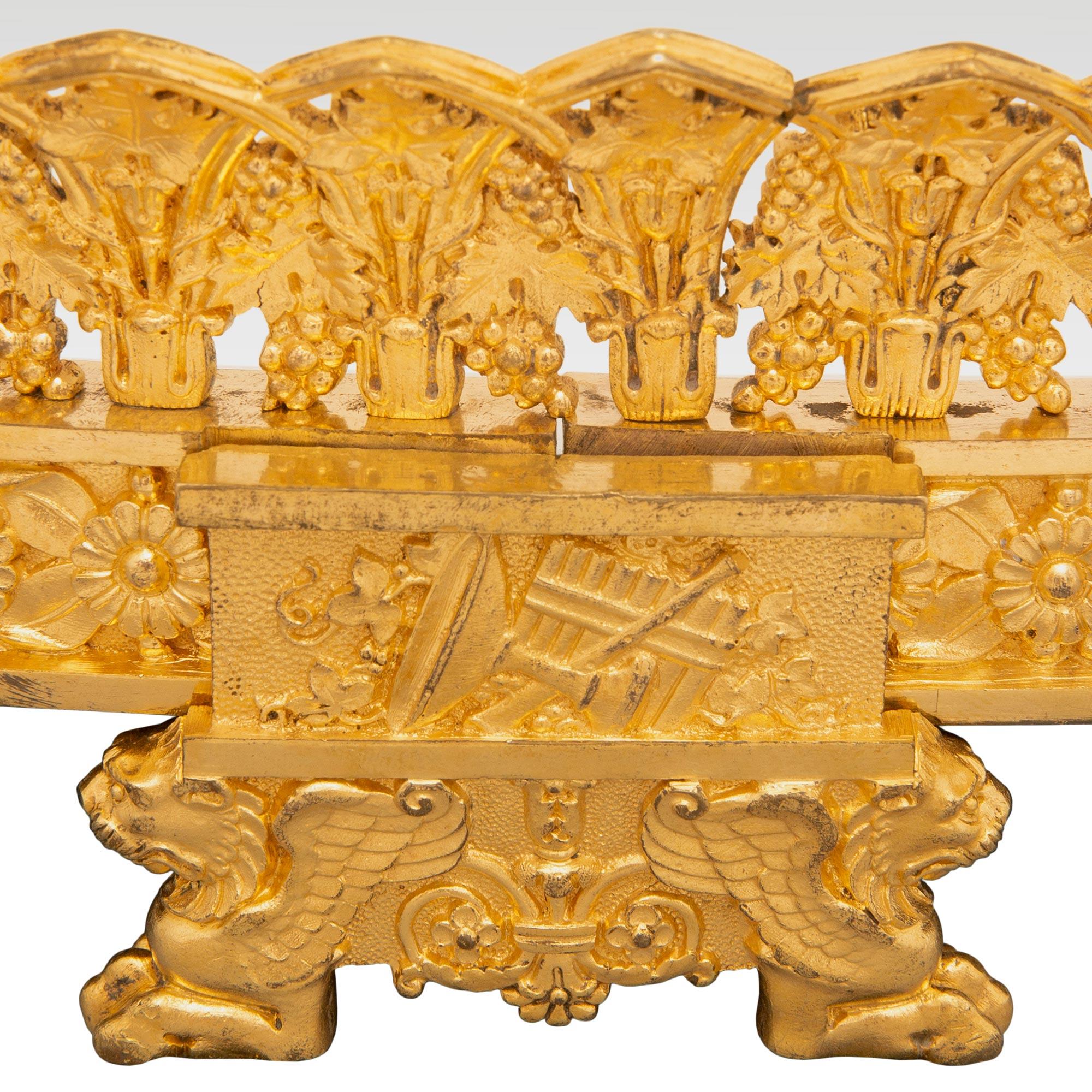 Miroir Centre de table en bronze doré et miroir pour la table Empire du milieu du 19e siècle en vente
