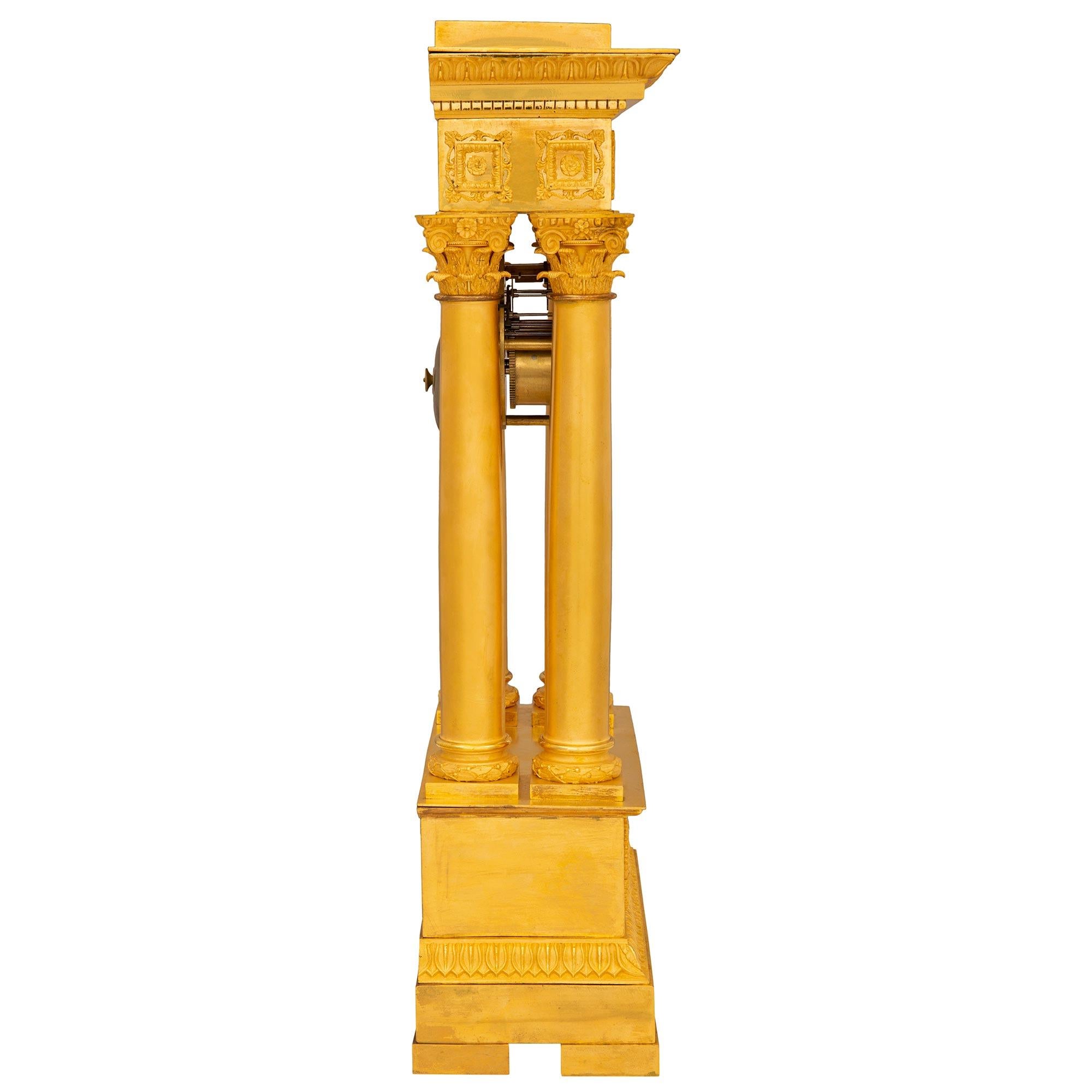 Portico-Uhr aus Goldbronze, Empire-Stil, Mitte des 19. Jahrhunderts (Französisch) im Angebot