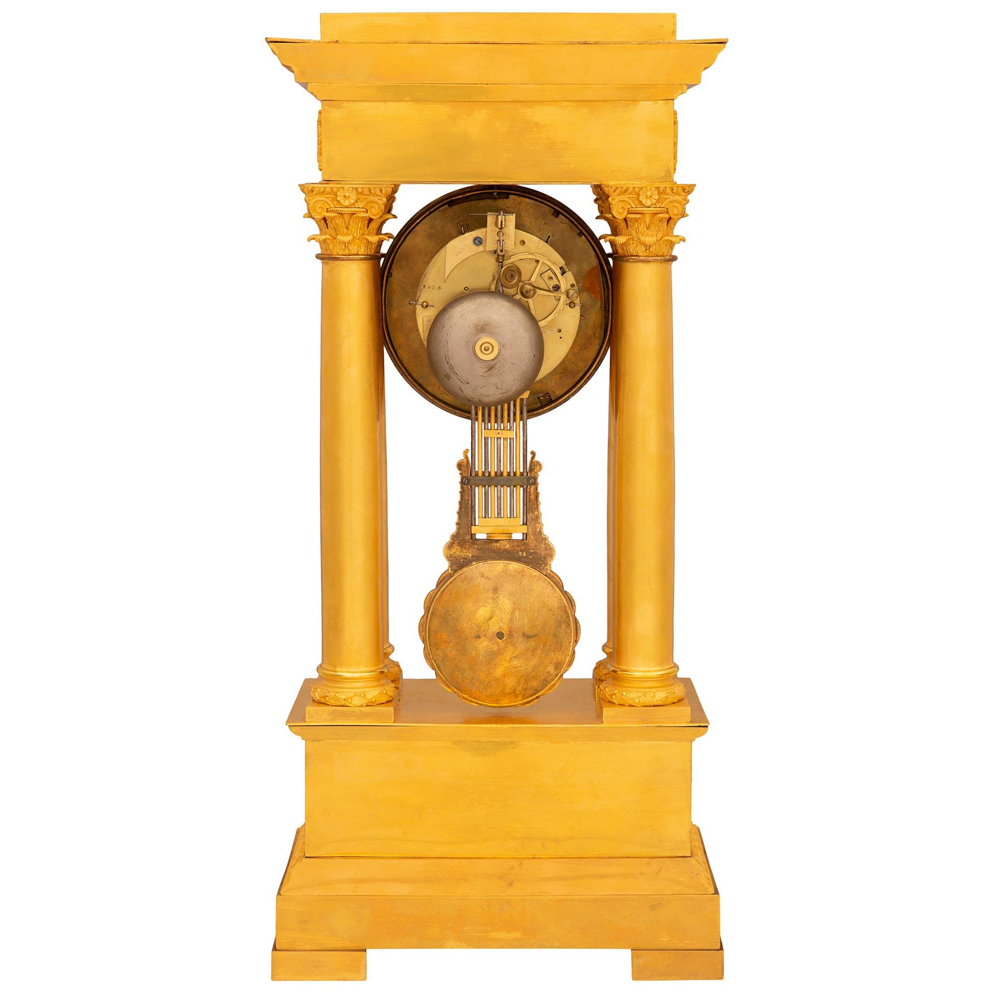 Portico-Uhr aus Goldbronze, Empire-Stil, Mitte des 19. Jahrhunderts im Zustand „Gut“ im Angebot in West Palm Beach, FL