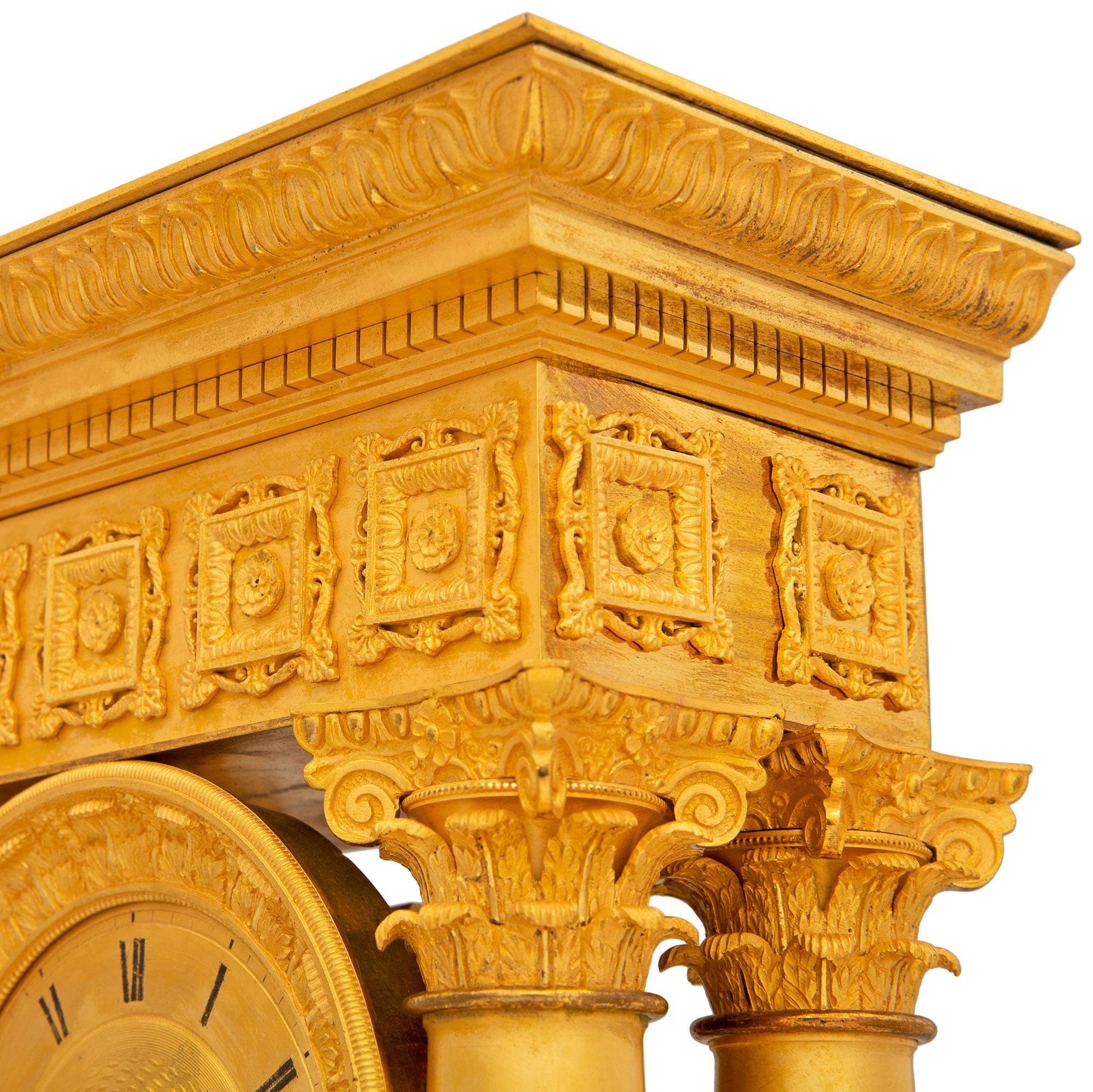 XIXe siècle Horloge Empire de St. Ormolu Portico du milieu du 19e siècle en bronze en vente