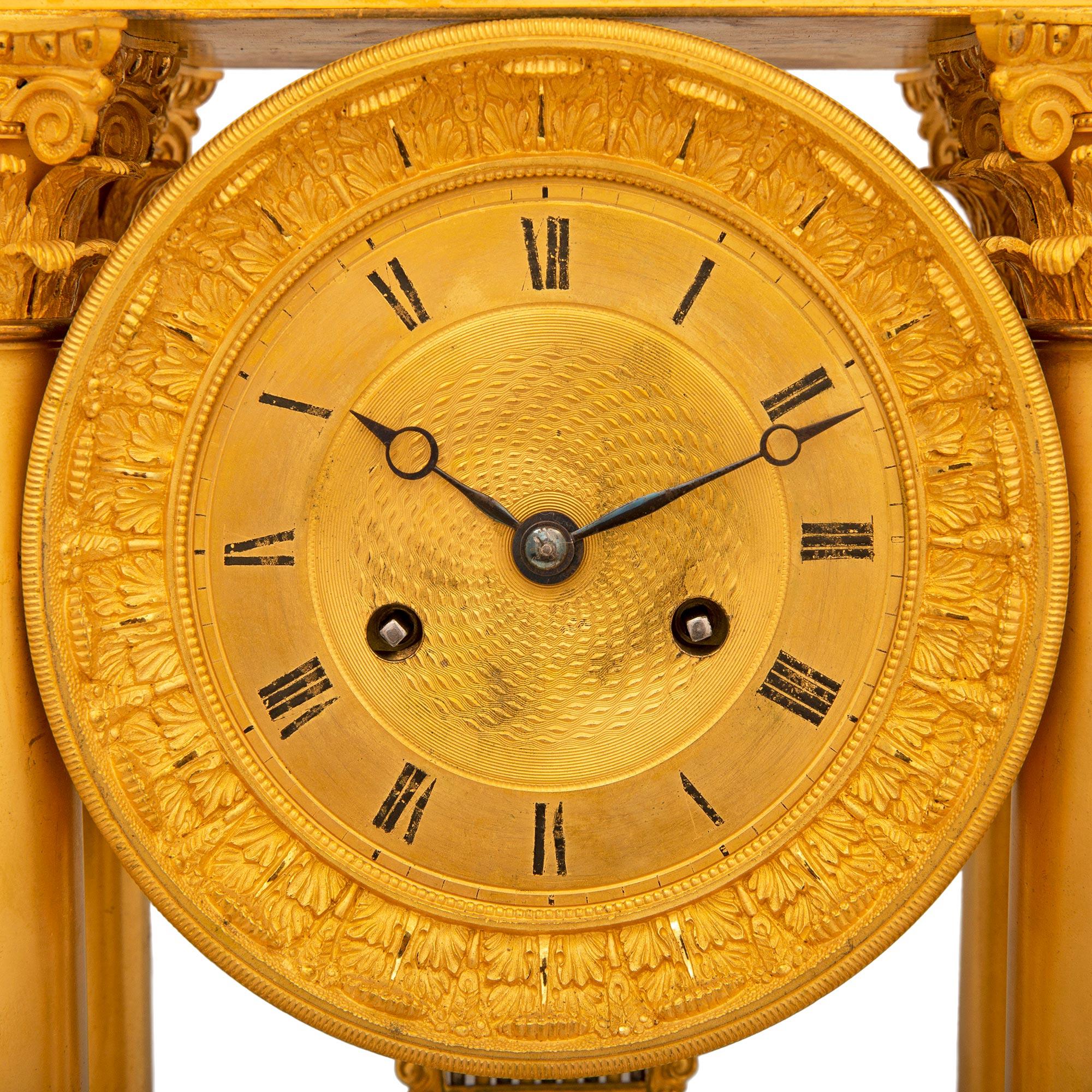 Bronze doré Horloge Empire de St. Ormolu Portico du milieu du 19e siècle en bronze en vente