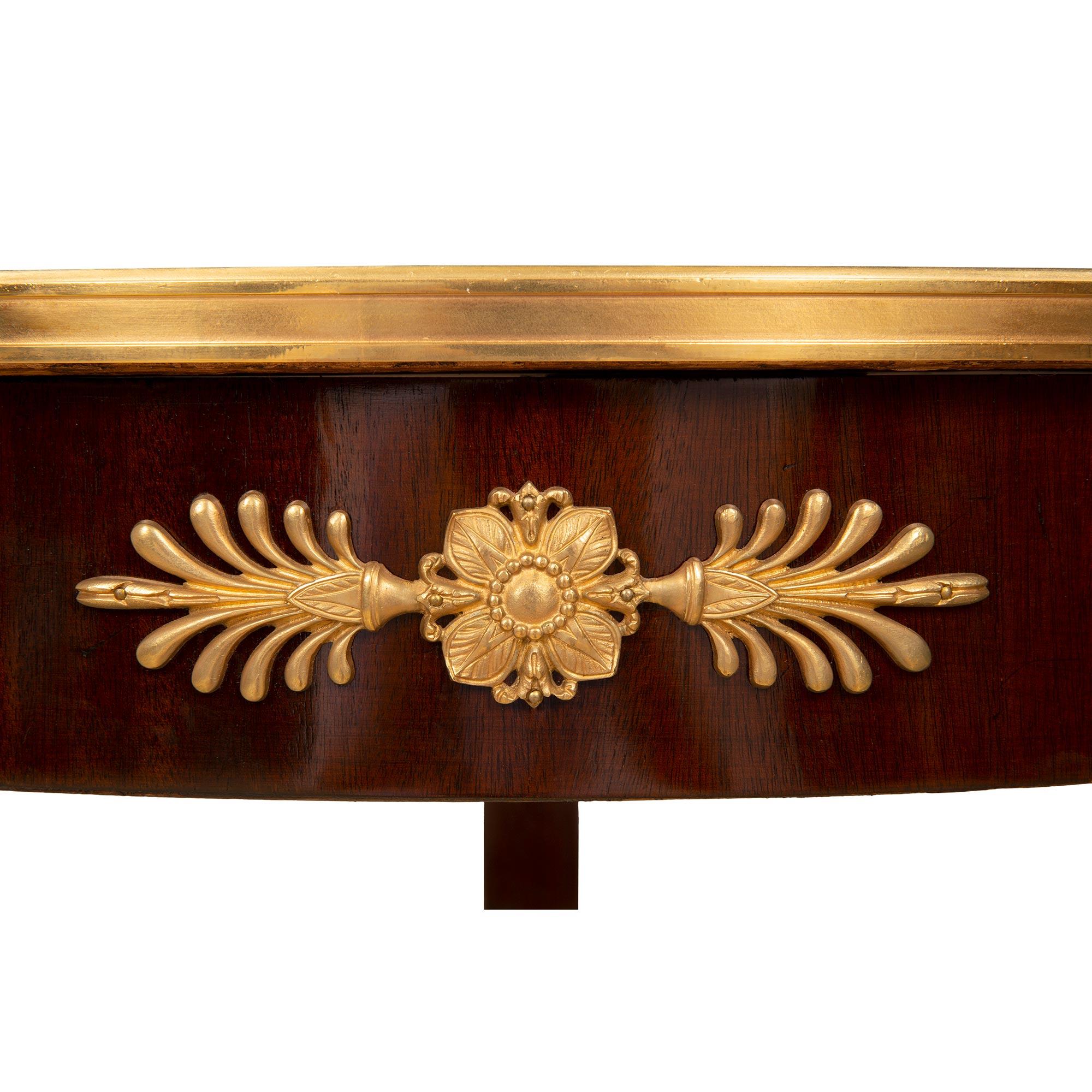 Français Table centrale française de style Empire du milieu du XIXe siècle en acajou et marbre en vente