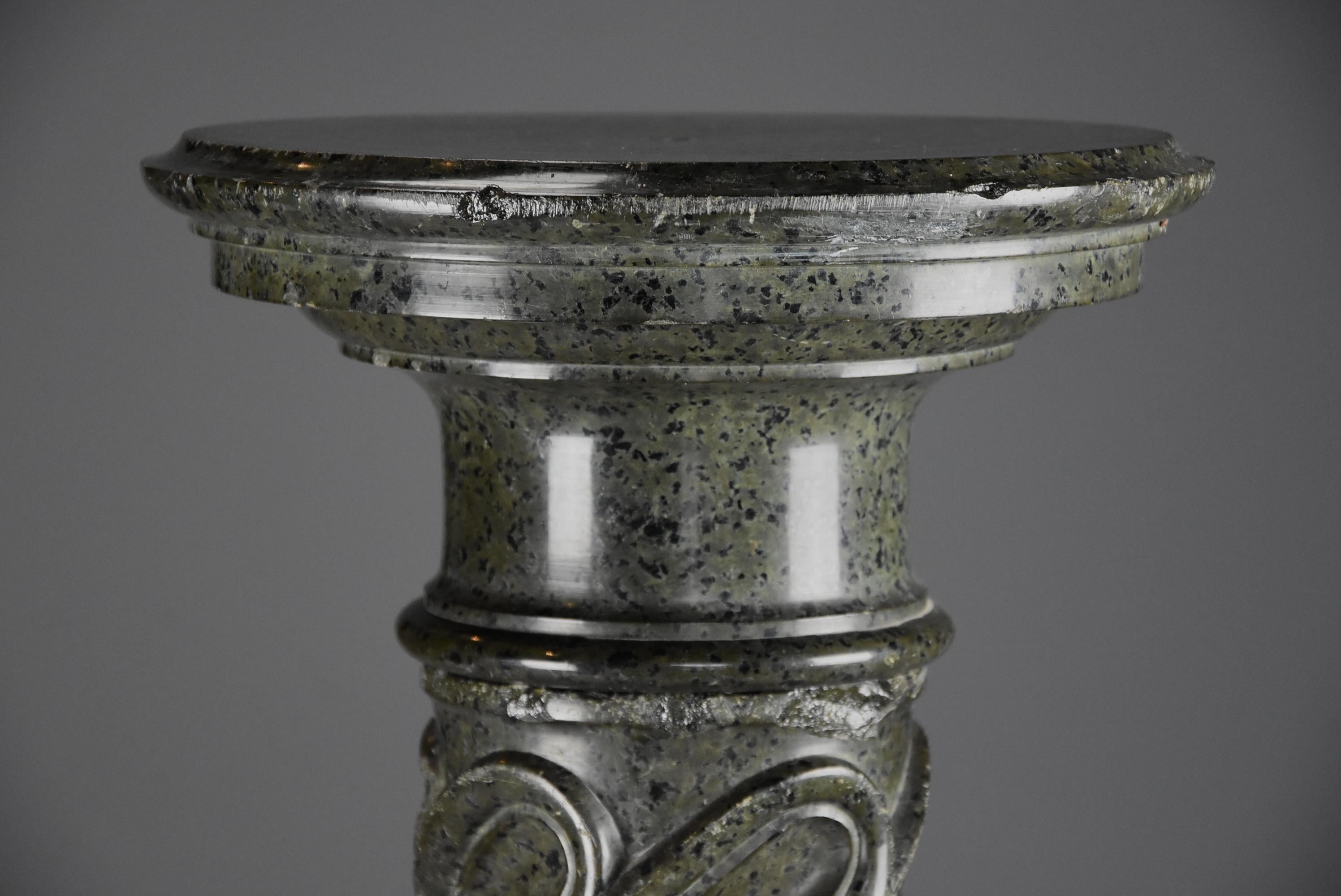 French Mid-19th Century Green Serpentine Marble Column In Good Condition For Sale In Suffolk, GB