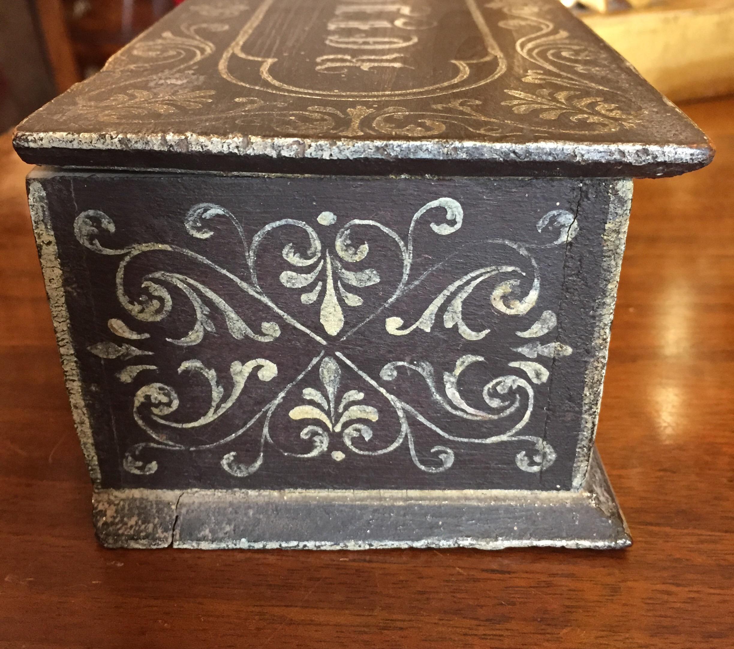 Boîte de reliquaire française en chêne laqué du milieu du 19e siècle en vente 4