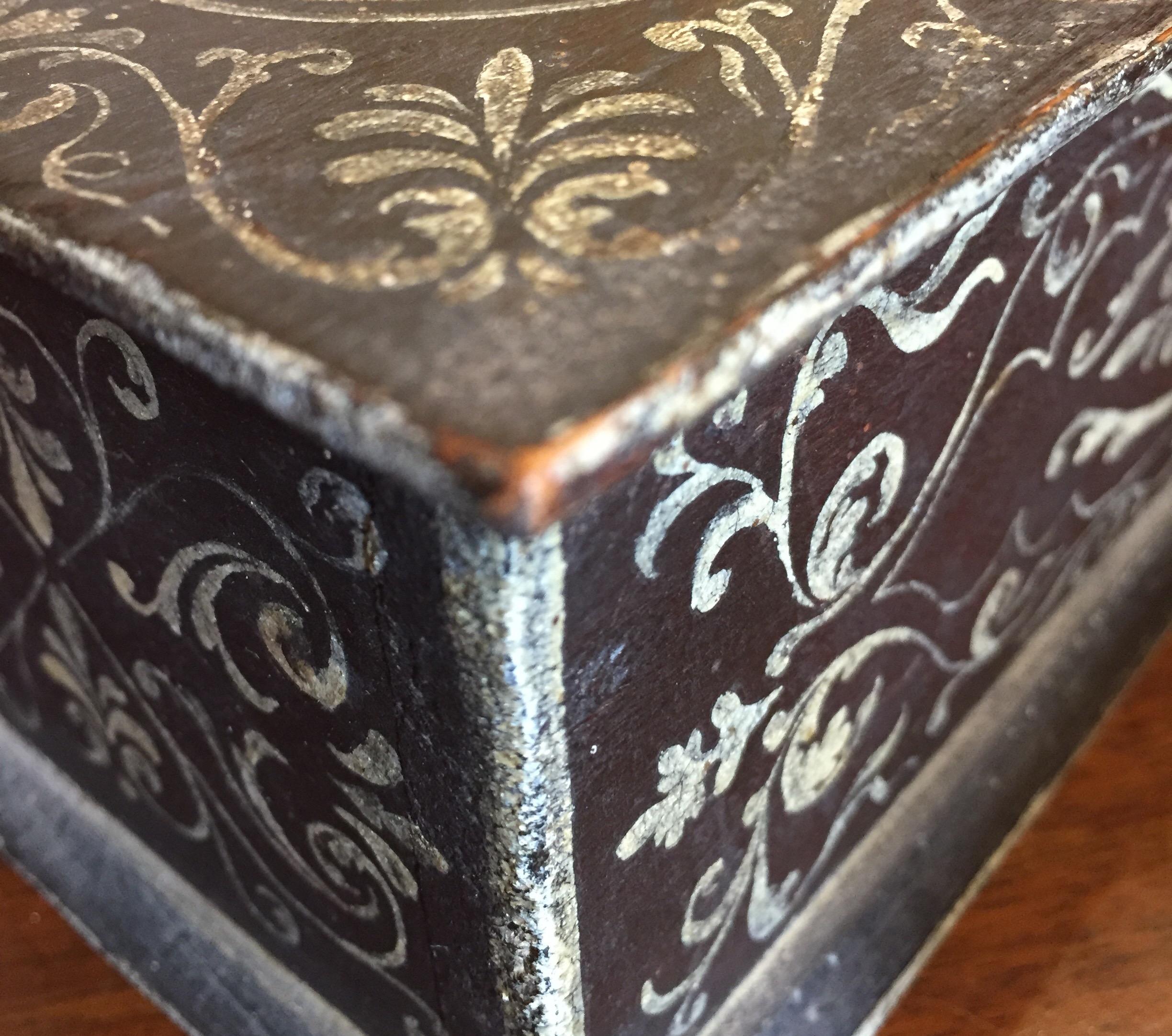 Scatola reliquiario francese in Oak Oak laccato della metà del XIX secolo in vendita 8
