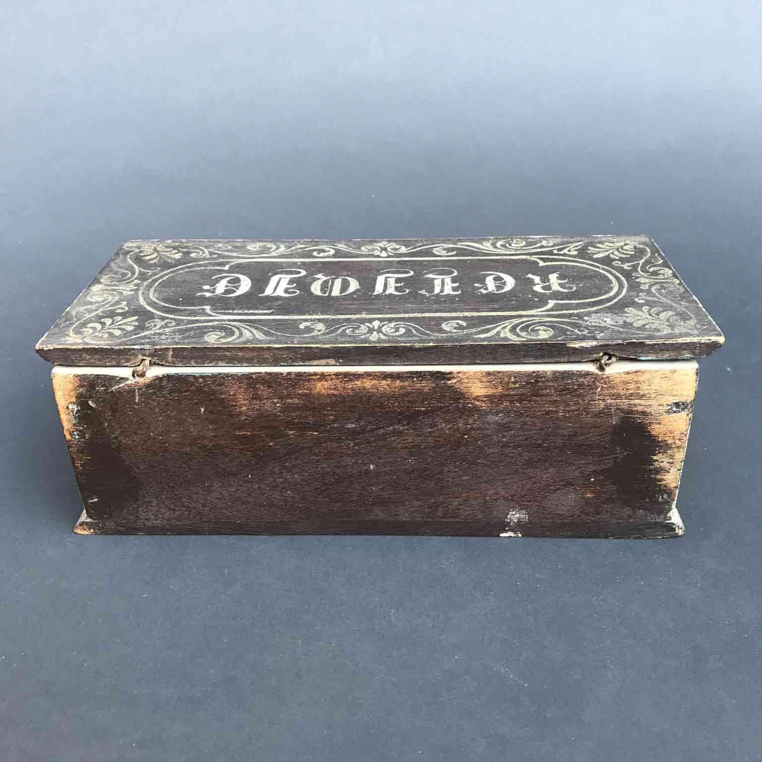 Caja relicario francesa de roble lacado de mediados del siglo XIX Pintado a mano en venta