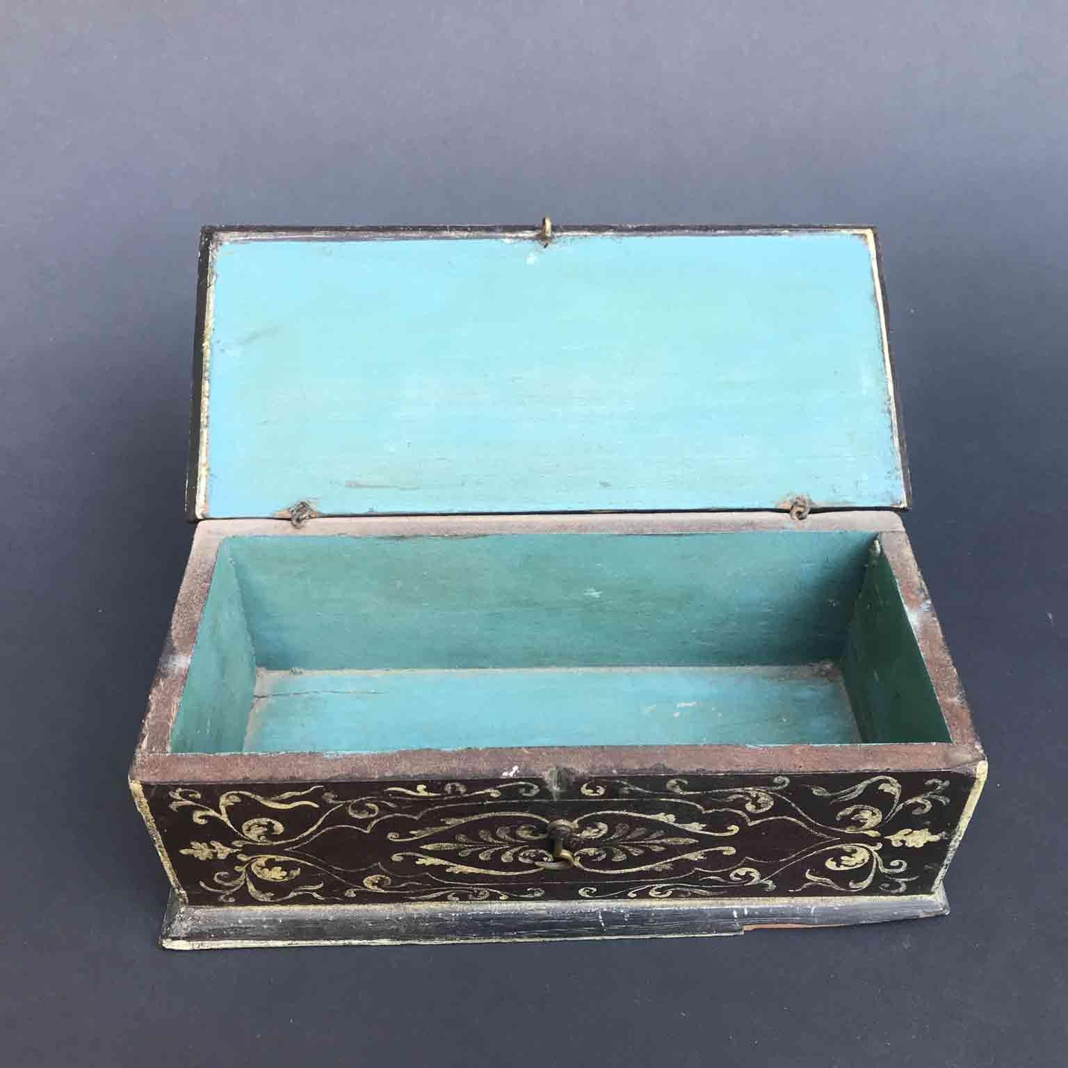 Boîte de reliquaire française en chêne laqué du milieu du 19e siècle Bon état - En vente à Milan, IT