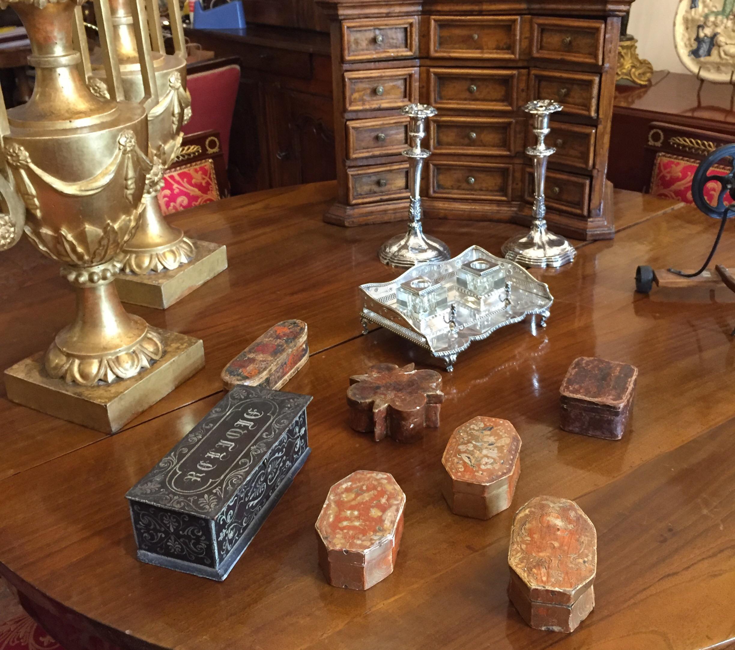 Boîte de reliquaire française en chêne laqué du milieu du 19e siècle en vente 2