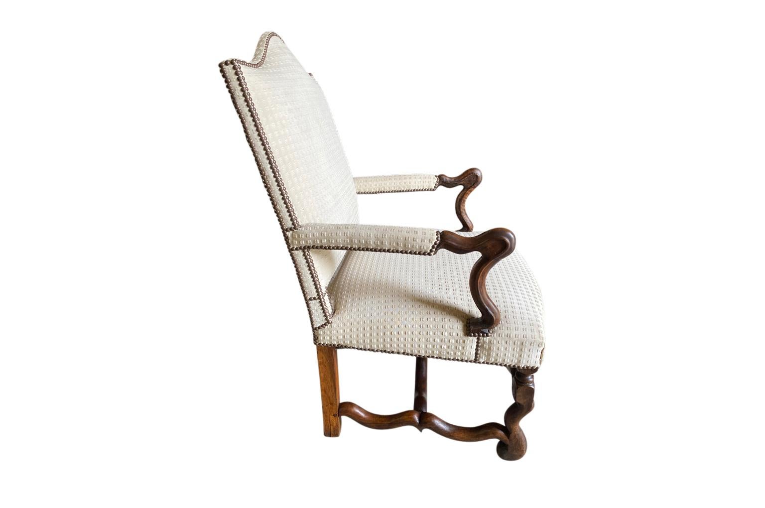 Sessel im Louis-XIII-Stil aus der Mitte des 19. Jahrhunderts (Walnuss) im Angebot