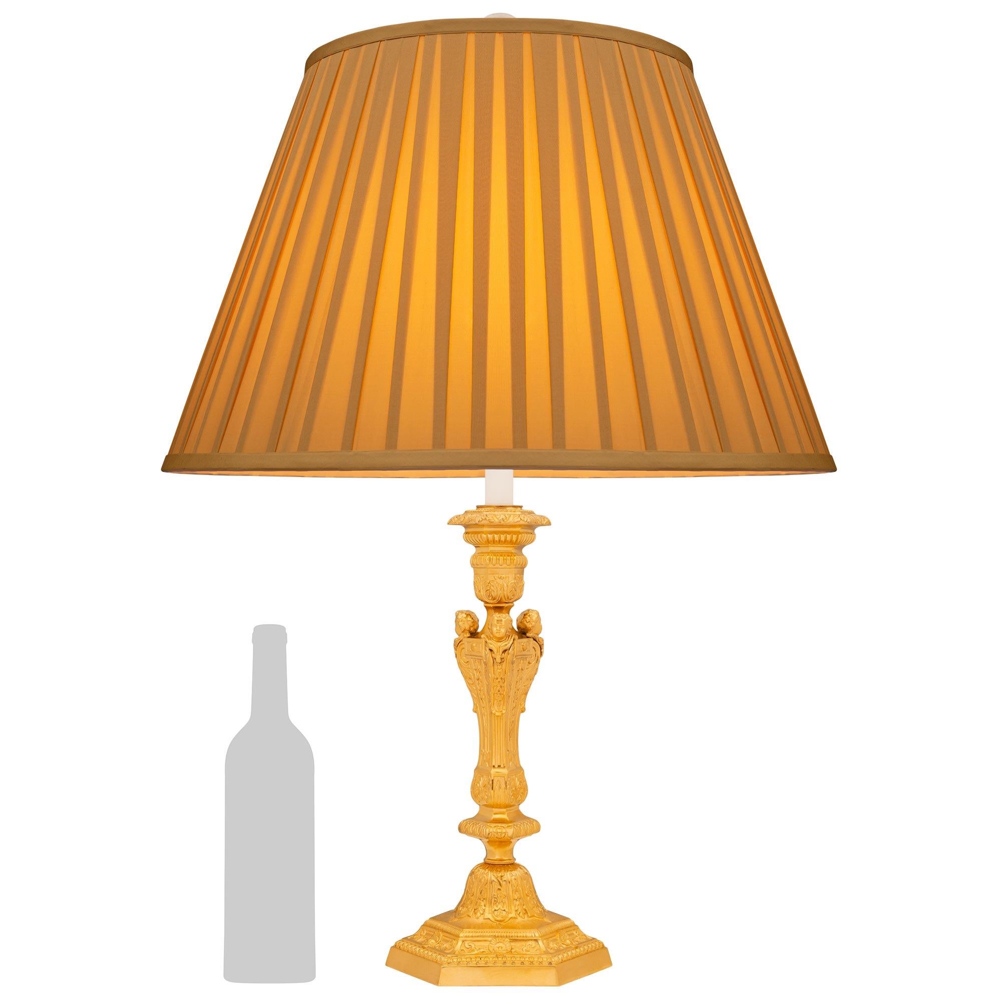 Lampada francese di alta qualità e di grandi dimensioni della metà del XIX secolo in stile Luigi XIV con ormeggio. Questo meraviglioso candeliere montato in una lampada è sollevato da una base a forma esagonale con bordo screziato e rifiniture a