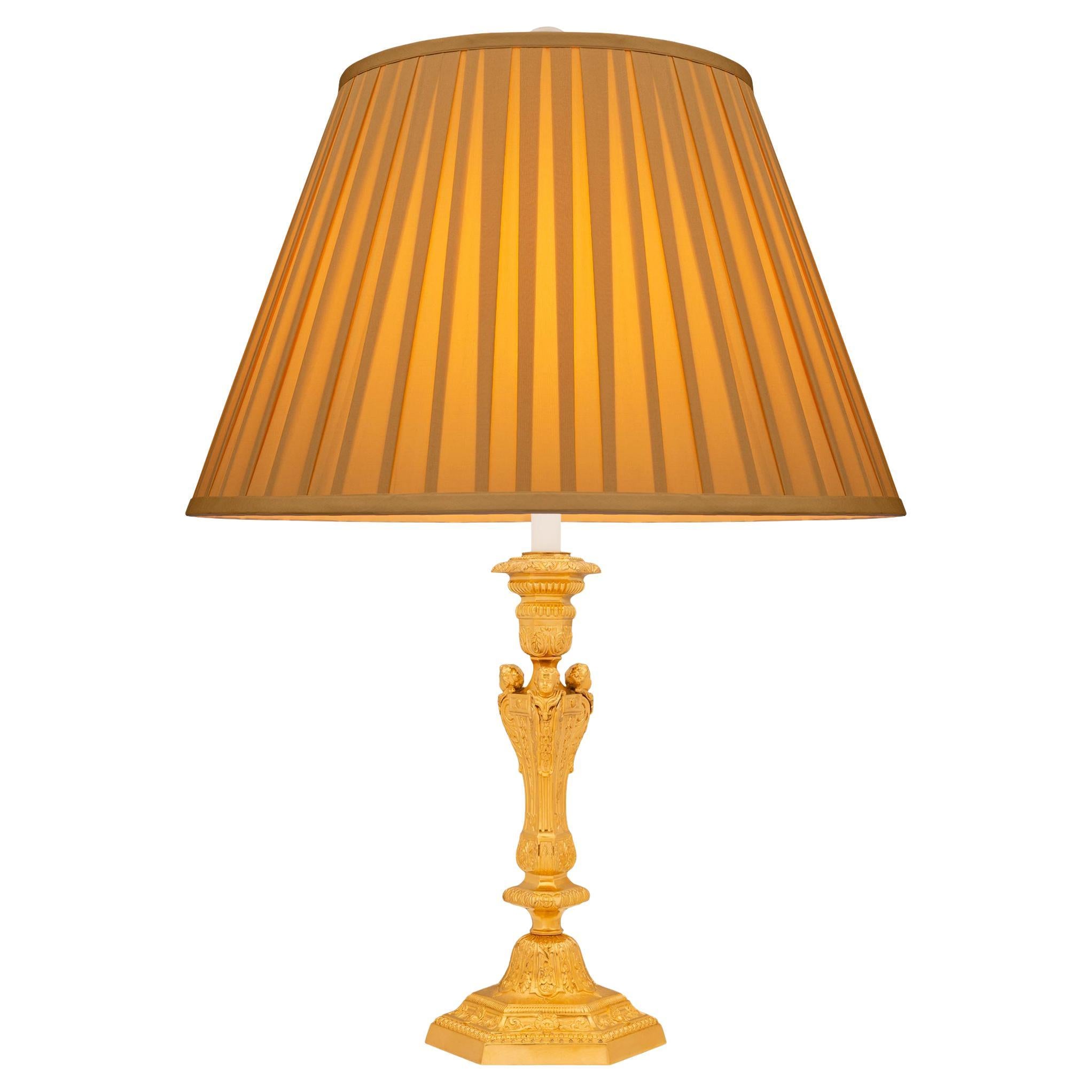 Lampada francese della metà del XIX secolo in stile Luigi XIV in Ormolu in vendita