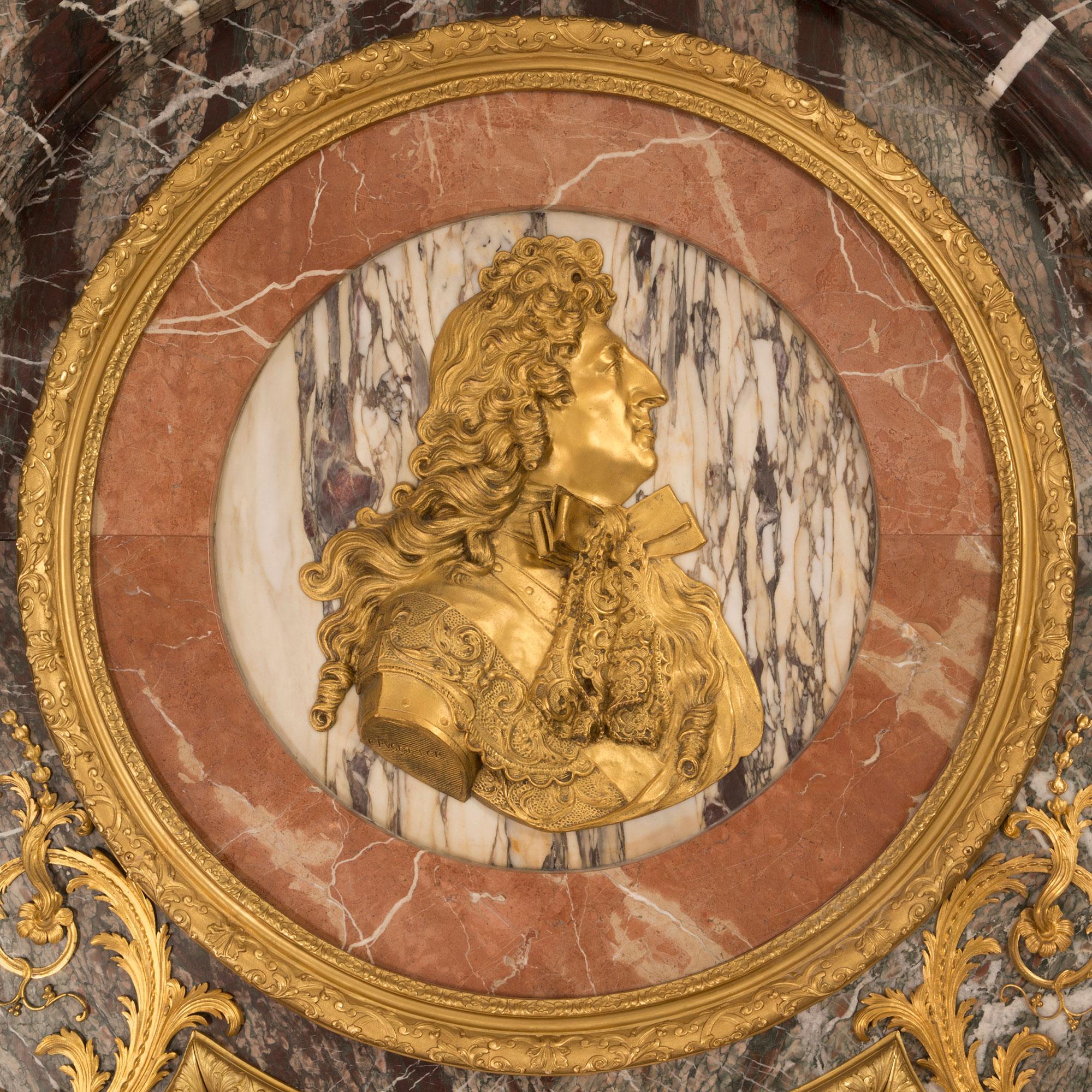 Console en marbre de style Louis XIV du milieu du XIXe siècle et miroir assorti Bon état - En vente à West Palm Beach, FL