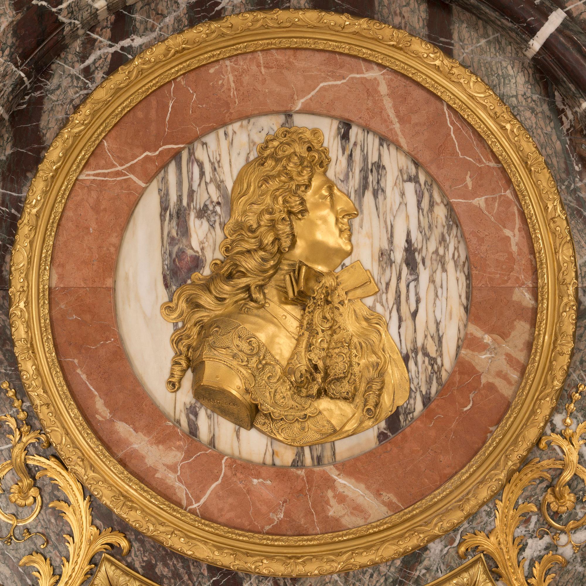 Konsole aus Marmor im Louis XIV.-Stil aus der Mitte des 19. Jahrhunderts und passender Spiegel im Zustand „Gut“ im Angebot in West Palm Beach, FL